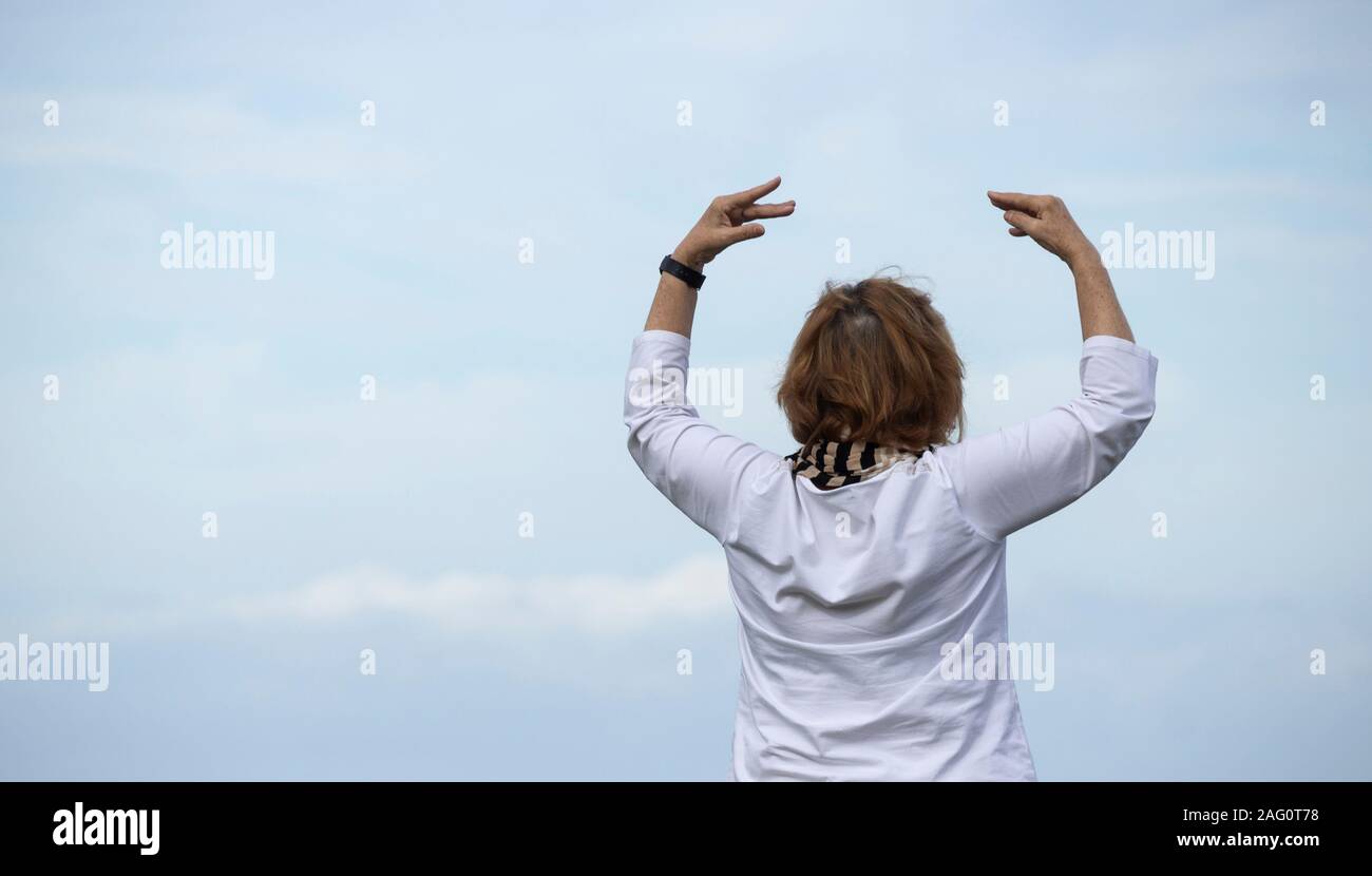 Vue arrière des femmes mûres pratiquer Falun Dafa / Falun Gong en plein air Banque D'Images