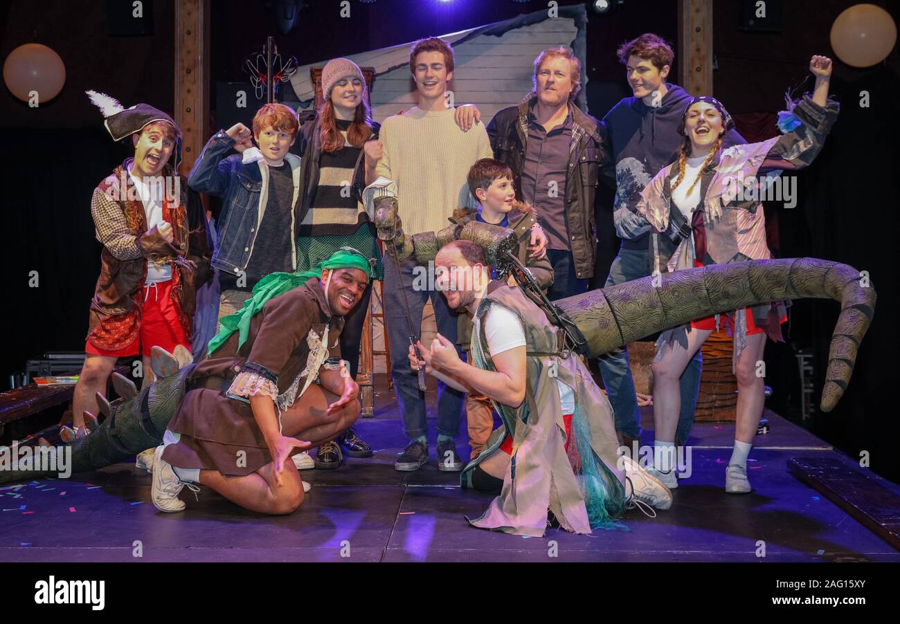 Leicester Square, Londres, 17h Dec 2019. Le capitaine Flinn répond à son créateur, l'auteur de l'enfant, Giles Andreae, ainsi que la vraie vie Flinn Andreae (maintenant 22) sur lesquels les livres ont été fondées, et les acteurs et l'étoile de la pièce de la compagnie de théâtre Les Petits. "Capitaine Pirate et Flinn dinosaures' est le titre spectacle familial à Noël à Leicester Square, en décembre prochain. Credit : Imageplotter/Alamy Live News Banque D'Images