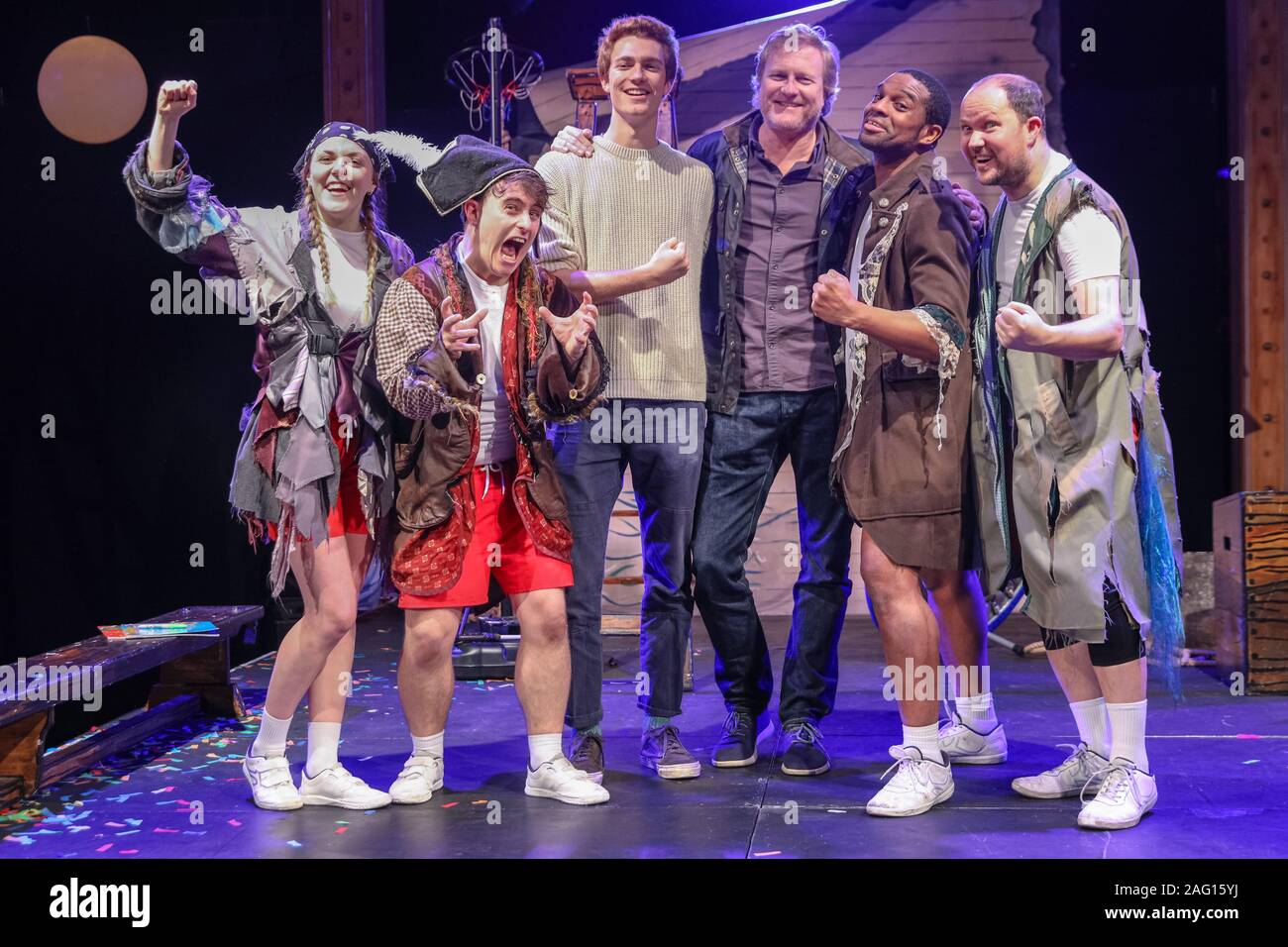Leicester Square, Londres, 17h Dec 2019. Le capitaine Flinn répond à son créateur, l'auteur de l'enfant, Giles Andreae, ainsi que la vraie vie Flinn Andreae (maintenant 22) sur lesquels les livres ont été fondées, et les acteurs et l'étoile de la pièce de la compagnie de théâtre Les Petits. "Capitaine Pirate et Flinn dinosaures' est le titre spectacle familial à Noël à Leicester Square, en décembre prochain. Credit : Imageplotter/Alamy Live News Banque D'Images
