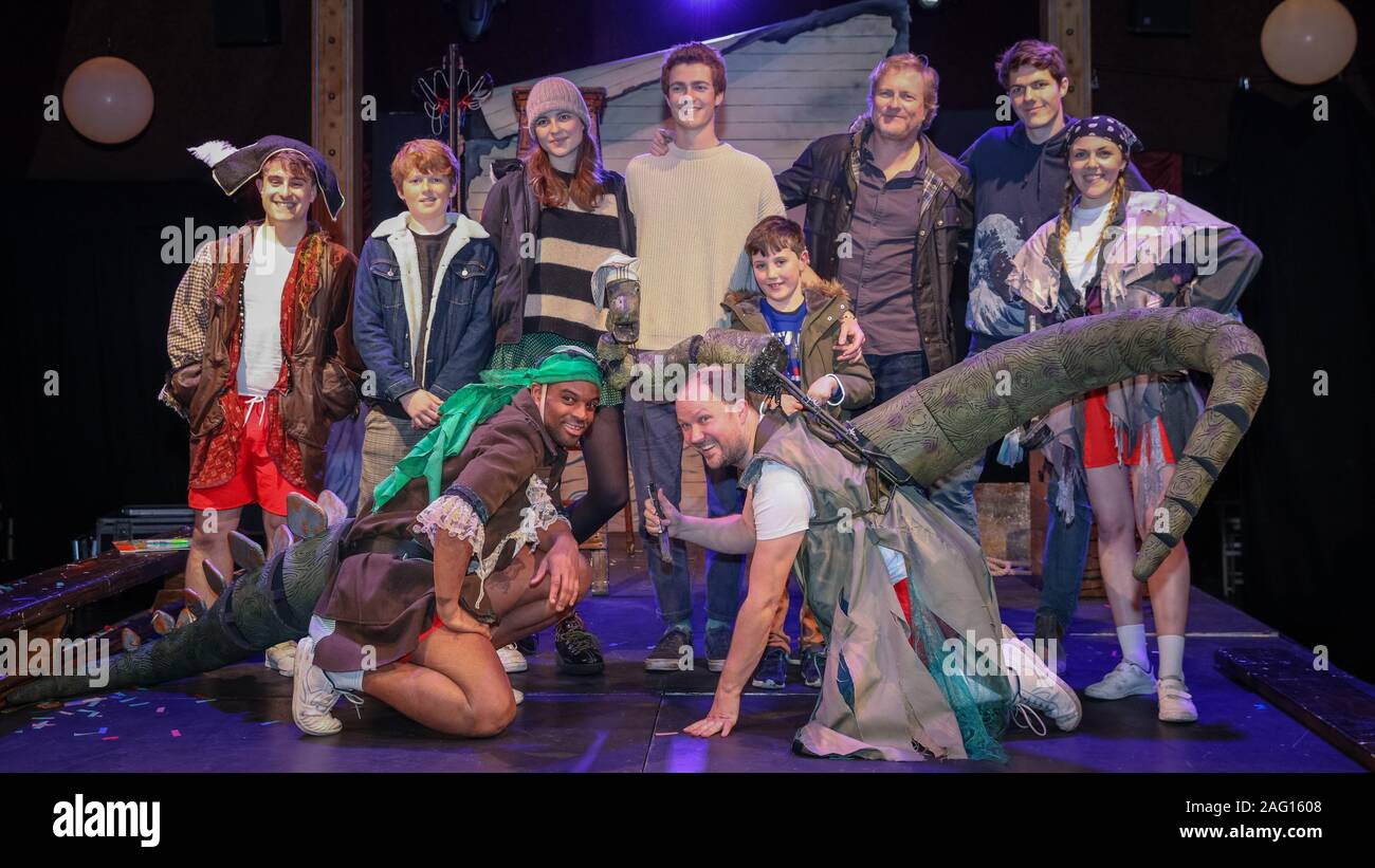 Leicester Square, Londres, 17h Dec 2019. Le capitaine Flinn répond à son créateur, l'auteur de l'enfant, Giles Andreae, ainsi que la vraie vie Flinn Andreae (maintenant 22) sur lesquels les livres ont été fondées, et les acteurs et l'étoile de la pièce de la compagnie de théâtre Les Petits. "Capitaine Pirate et Flinn dinosaures' est le titre spectacle familial à Noël à Leicester Square, en décembre prochain. Credit : Imageplotter/Alamy Live News Banque D'Images