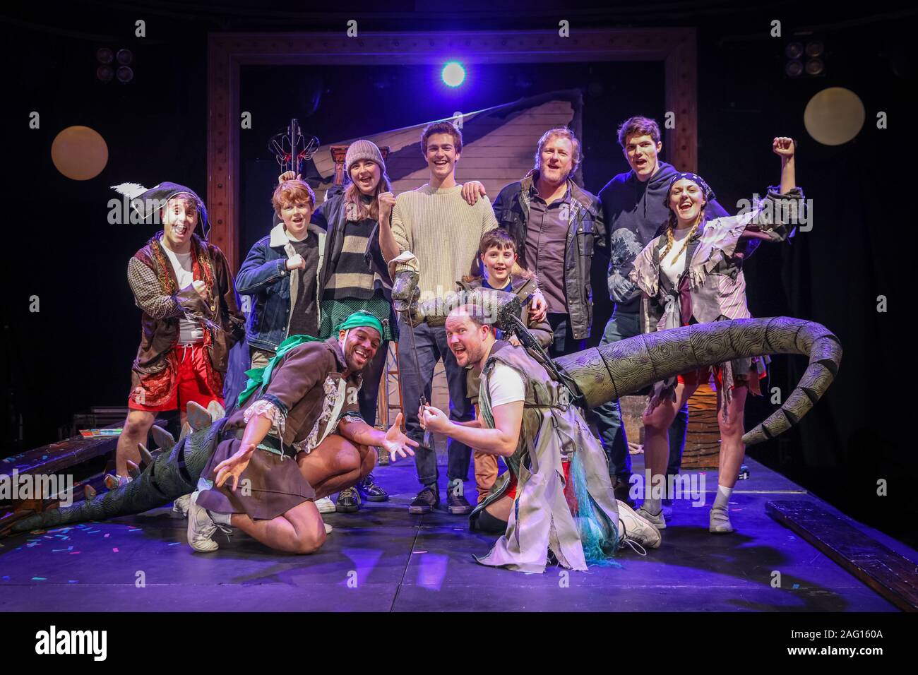 Leicester Square, Londres, 17h Dec 2019. Le capitaine Flinn répond à son créateur, l'auteur de l'enfant, Giles Andreae, ainsi que la vraie vie Flinn Andreae (maintenant 22) sur lesquels les livres ont été fondées, et les acteurs et l'étoile de la pièce de la compagnie de théâtre Les Petits. "Capitaine Pirate et Flinn dinosaures' est le titre spectacle familial à Noël à Leicester Square, en décembre prochain. Credit : Imageplotter/Alamy Live News Banque D'Images