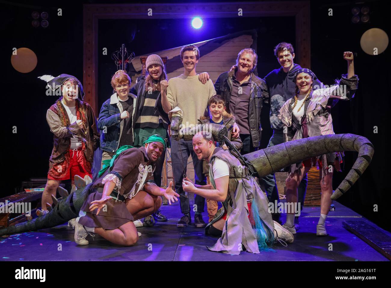 Leicester Square, Londres, 17h Dec 2019. Le capitaine Flinn répond à son créateur, l'auteur de l'enfant, Giles Andreae, ainsi que la vraie vie Flinn Andreae (maintenant 22) sur lesquels les livres ont été fondées, et les acteurs et l'étoile de la pièce de la compagnie de théâtre Les Petits. "Capitaine Pirate et Flinn dinosaures' est le titre spectacle familial à Noël à Leicester Square, en décembre prochain. Credit : Imageplotter/Alamy Live News Banque D'Images