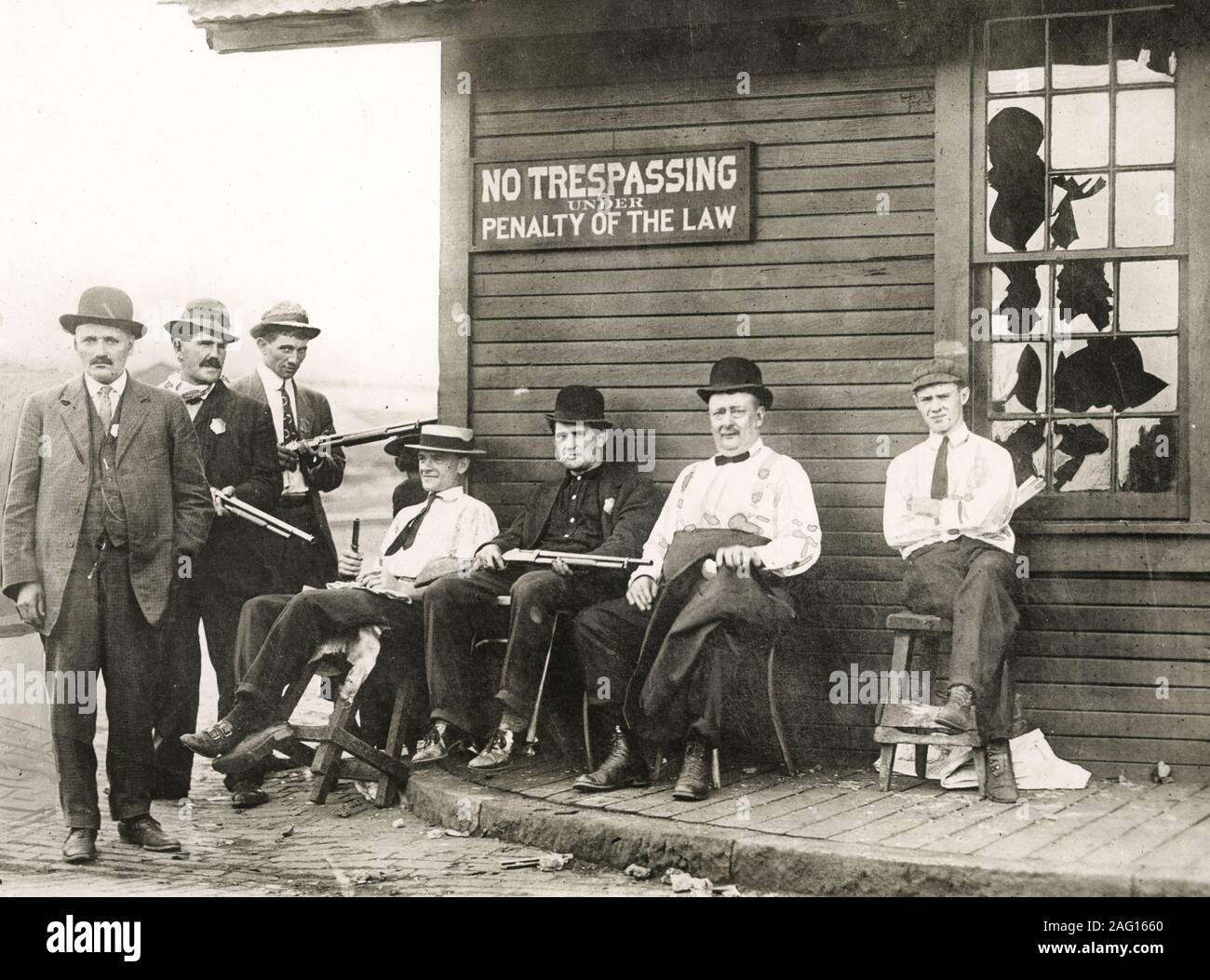 Au début du xxe siècle vintage photographie de presse - le respect de la loi aux Etats Unis dans les années 1920 - Groupe d'hommes avec des fusils et autres armes Banque D'Images