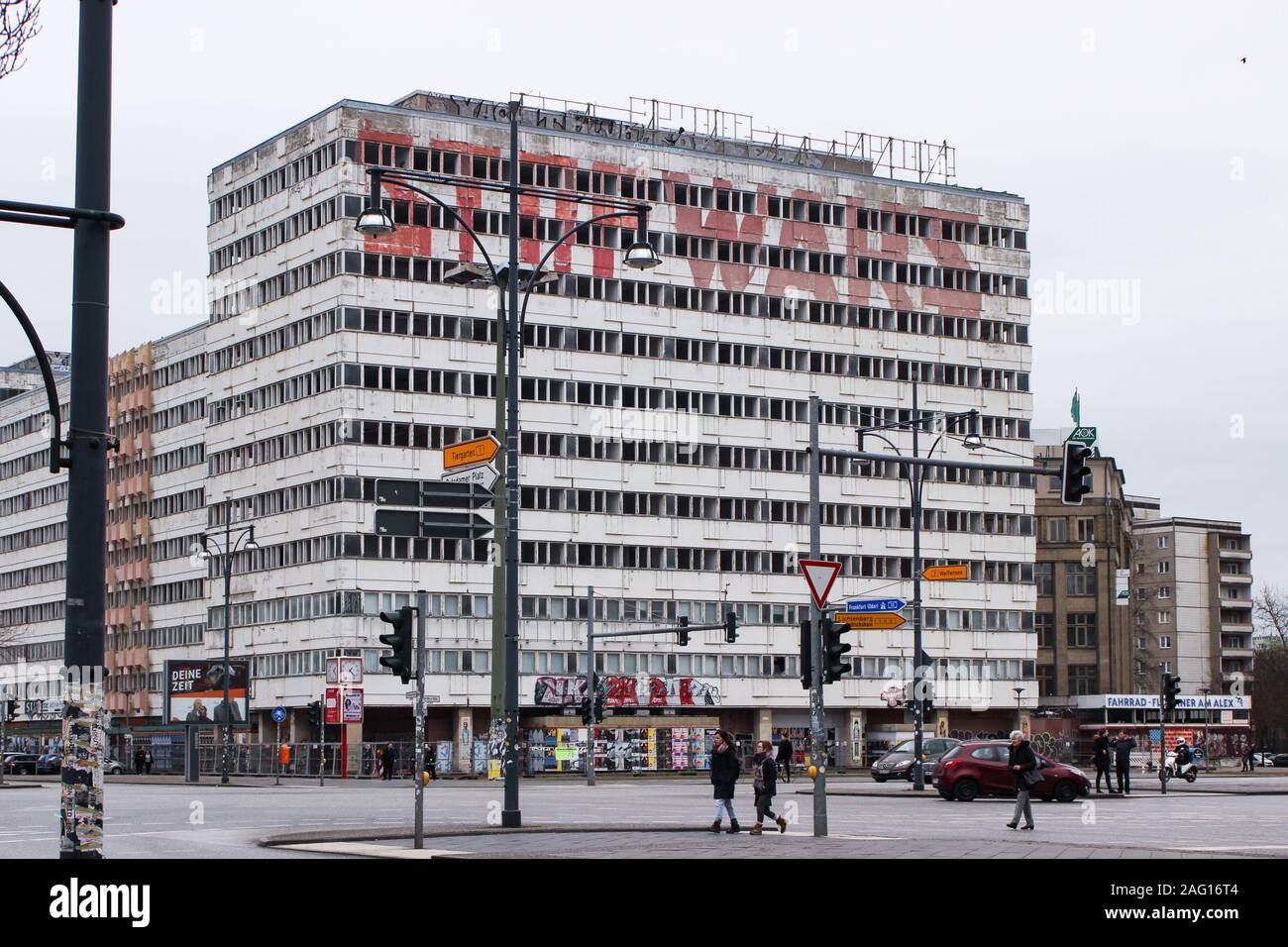 Arrêter les guerres - l'écriture sur l'abandon de l'ère DDR office building Haus der Statistik par l'Alexanderplatz à Berlin, Allemagne Banque D'Images