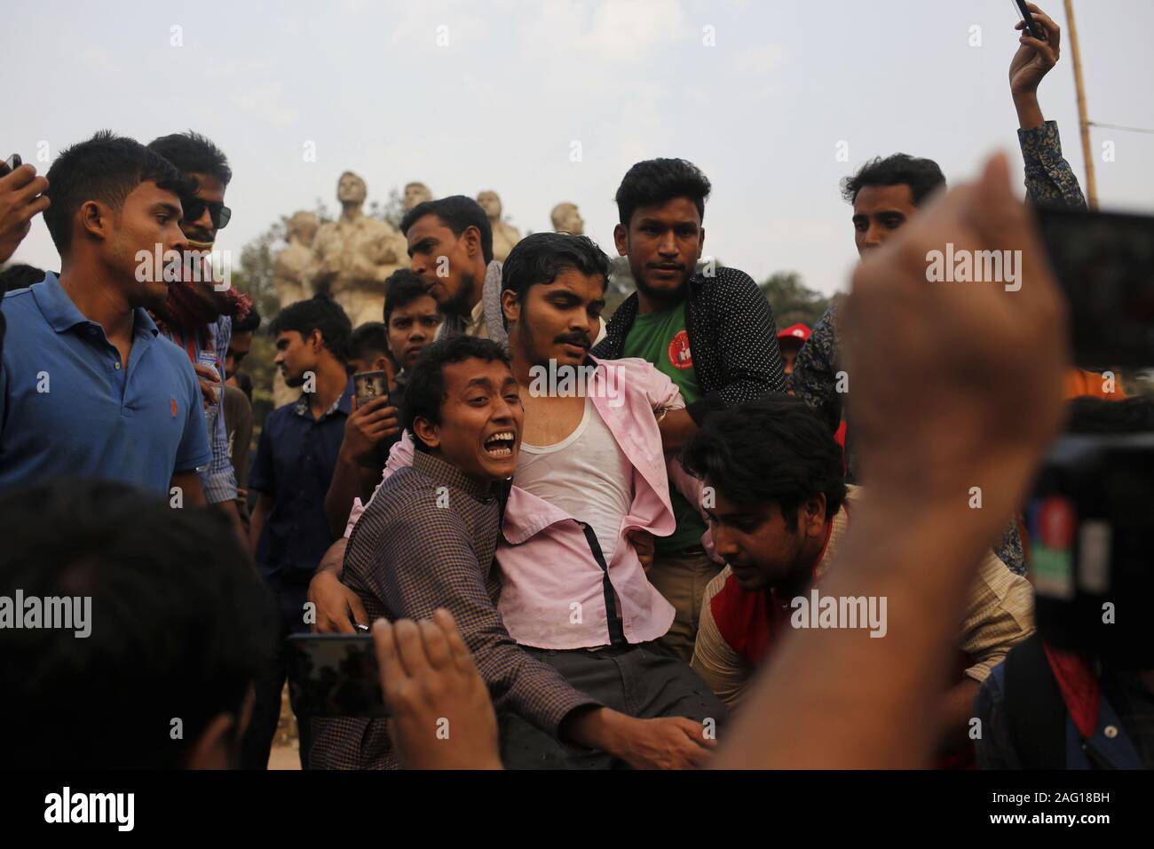 Dhaka, Bangladesh. 25Th Dec 2019. Les étudiants provenant d'autres organisations ont perturbé le meeting de protestation à propos de solidarité avec les Indiens protester contre le CNRC et CAA en face de l'Antiterrorisme Raju Memorial Sculpture près de la zone de l'Université de Dacca. Credit : MD Mehedi Hasan/ZUMA/Alamy Fil Live News Banque D'Images