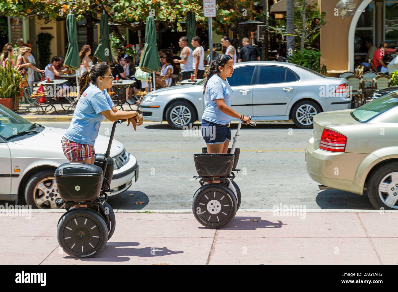 Miami Beach Florida, Ocean Drive, femme hispanique femmes, Segway, transport personnel, FL100416001 Banque D'Images