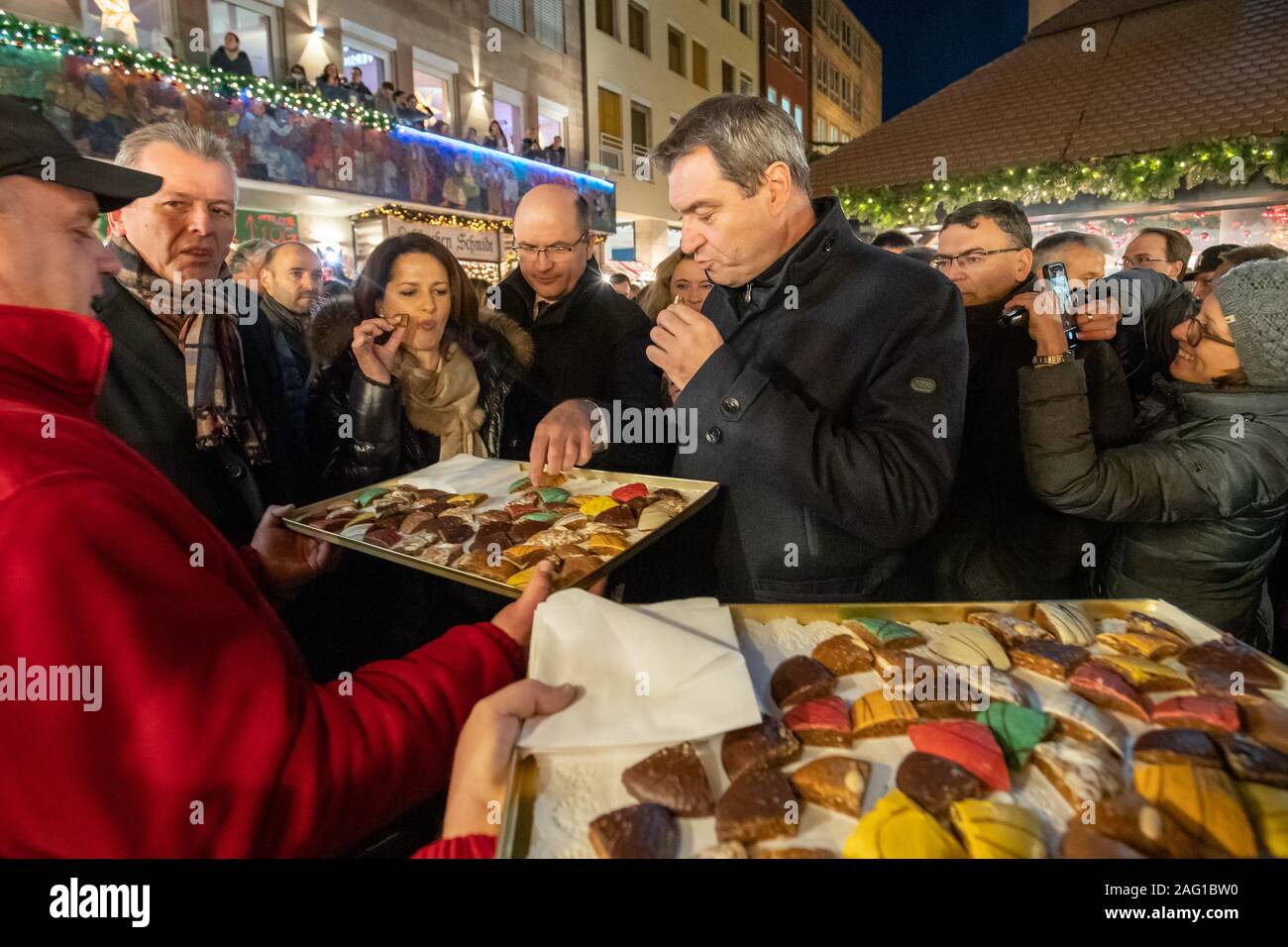 Nuremberg, Allemagne. 25Th Dec 2019. Markus Söder (M, CSU), Ministre-président de Bavière, va essayer sur un stand d'épices après la réunion du cabinet lors d'une tournée de la Marché de Noël de Nuremberg. Le Conseil des ministres de l'Etat libre de Bavière avait déjà rencontré pour sa dernière séance de travail en 2019. Crédit : Daniel Karmann/dpa/Alamy Live News Banque D'Images