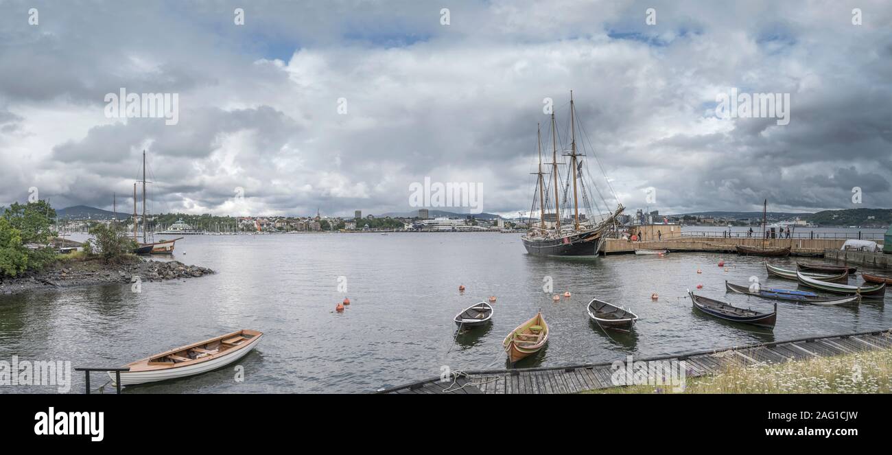 OSLO, Norvège - 21 juillet 2019 : bateaux historiques et navire amarré sous un ciel nuageux, tourné par temps nuageux lumière d'été lumineux le 21 juillet 2019 à l'Os Banque D'Images