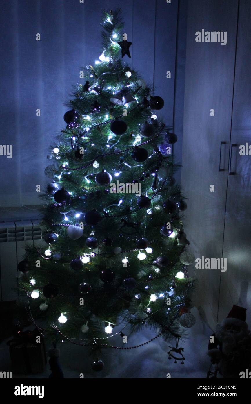 Arbre lumineux Noël magique. Décor de vacances de Noël sur fond sombre. Banque D'Images