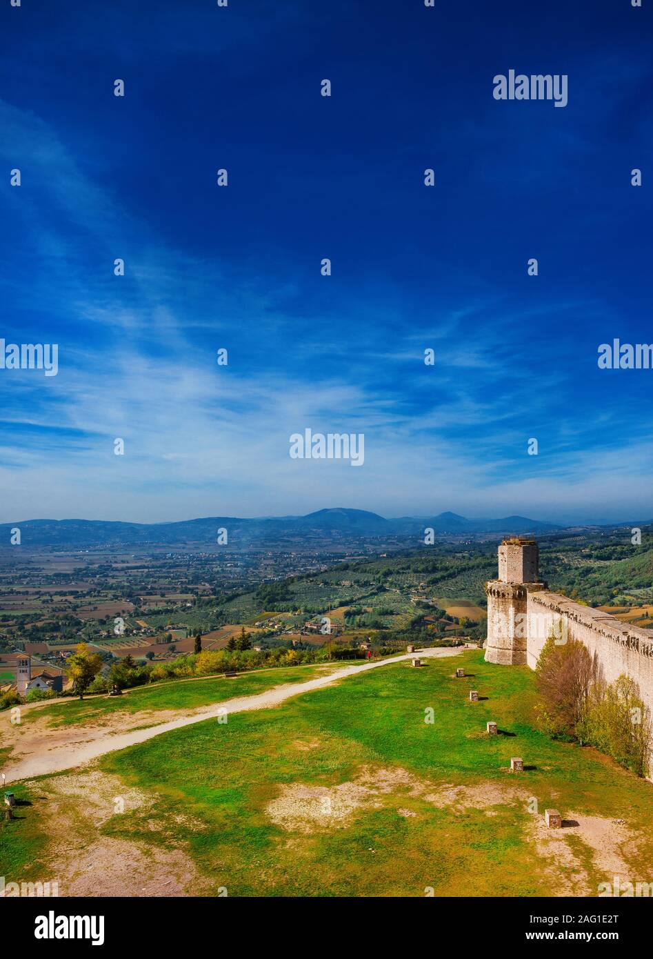 Vue de l'Ombrie campagne et Saint François d'assise Basilicai anciens murs (avec copie espace) Banque D'Images