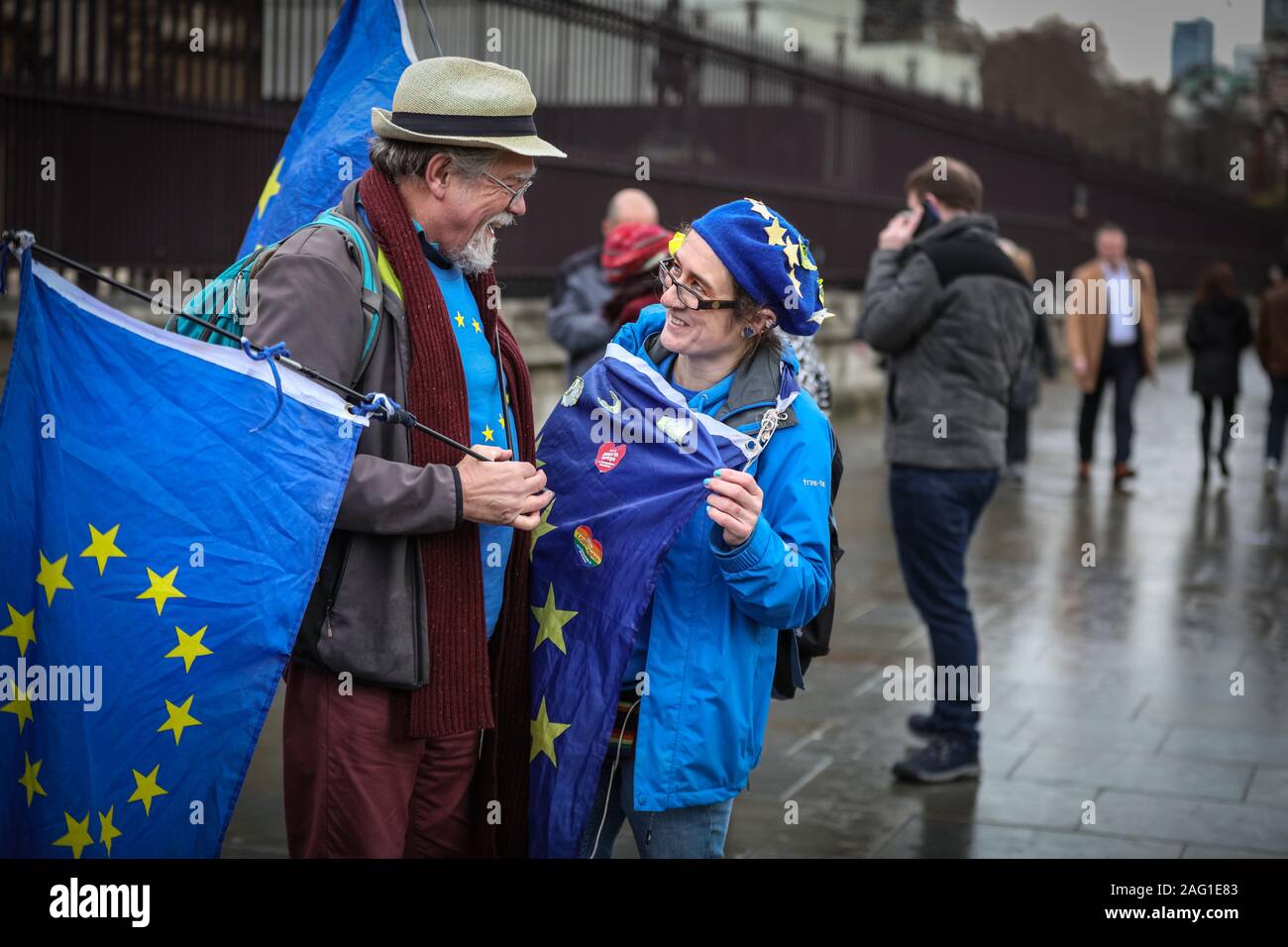 Westminster, Londres, 17h Dec 2019. Pro- Anti-Brexit, et manifestants sont à nouveau le rallye à l'extérieur des portes des chambres du Parlement en tant que députés retour à la Chambre des communes. Credit : Imageplotter/Alamy Live News Banque D'Images