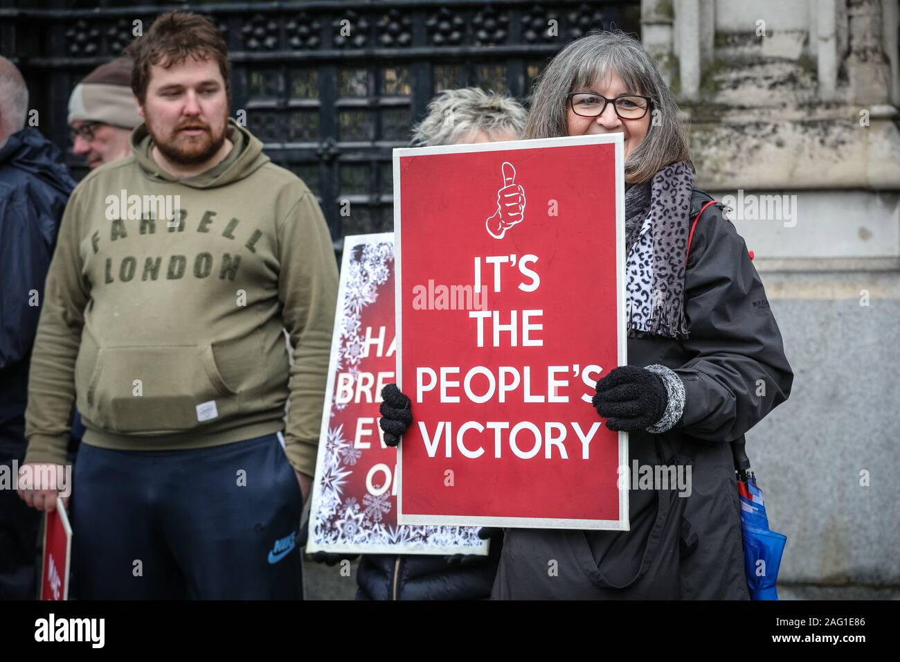 Westminster, Londres, 17h Dec 2019. Laisser les manifestants avec des pancartes. Pro- Anti-Brexit, et manifestants sont à nouveau le rallye à l'extérieur des portes des chambres du Parlement en tant que députés retour à la Chambre des communes. Credit : Imageplotter/Alamy Live News Banque D'Images