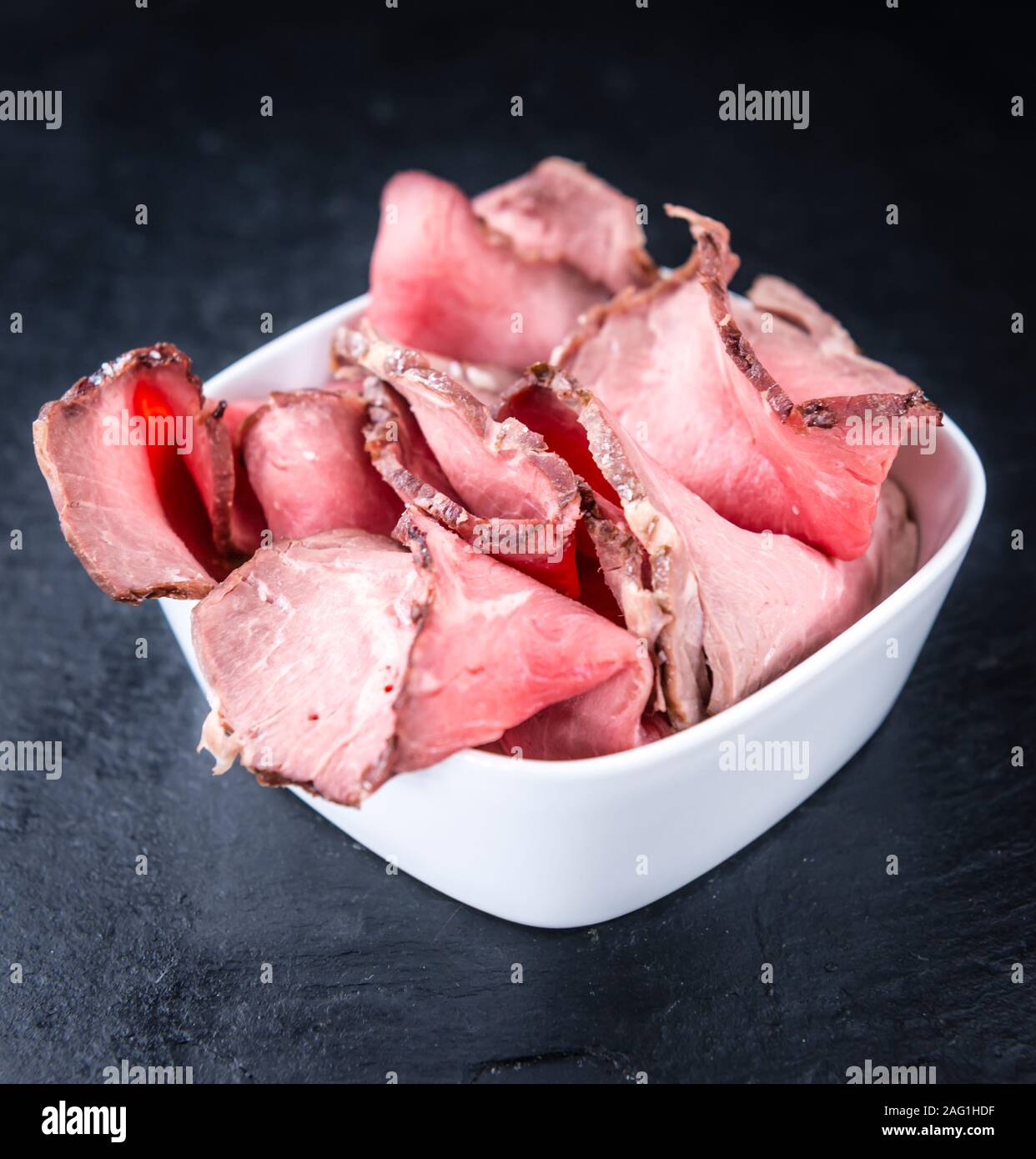 Partie de Roastbeef (scieries, selective focus) sur une dalle d'ardoise Banque D'Images
