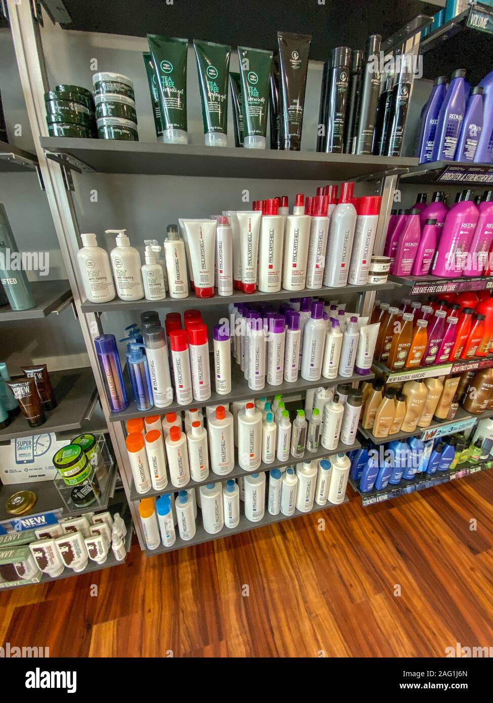 Orlando, FL/USA-12/13/19 : Des étagères de Paul Mitchell du shampoing,  revitalisant et produits coiffants à un Supercuts coiffure Photo Stock -  Alamy