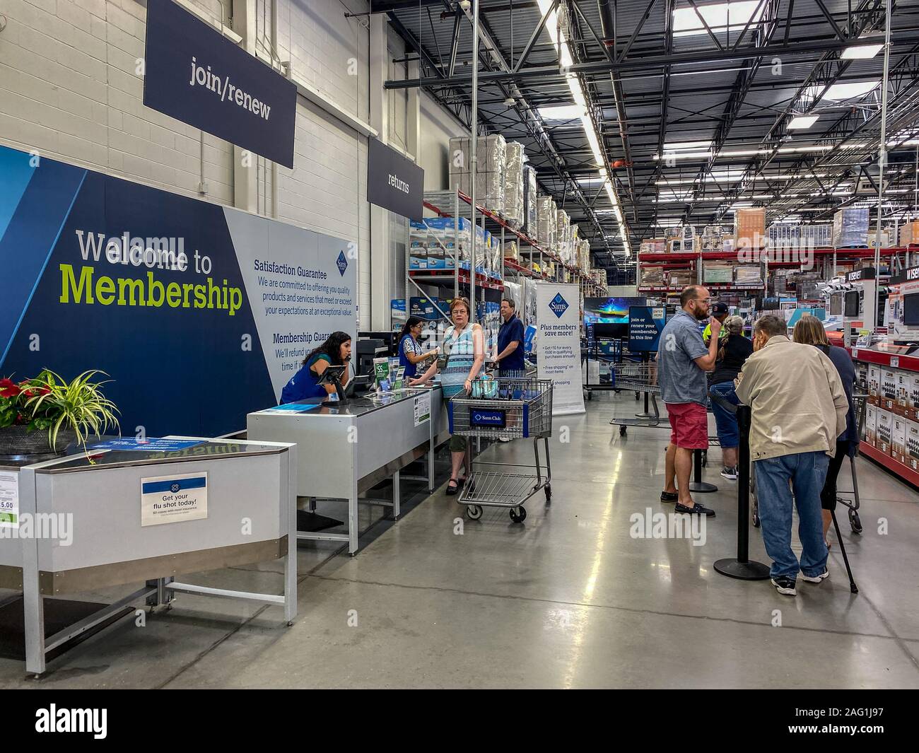 Orlando, FL/USA-12/14/19 : Le Service à la clientèle, la composition et le bureau renvoie à un Sams Club à Orlando, Floride, où il y a une longue file de clients Banque D'Images