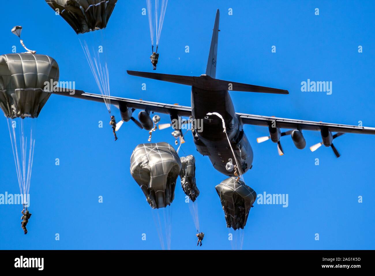 EDE, Pays-Bas - Sep 21, 2019 : Groupe de militaires parachutistes parachutiste sautant d'un avion de transport pendant l'opération Market Garden memori Banque D'Images