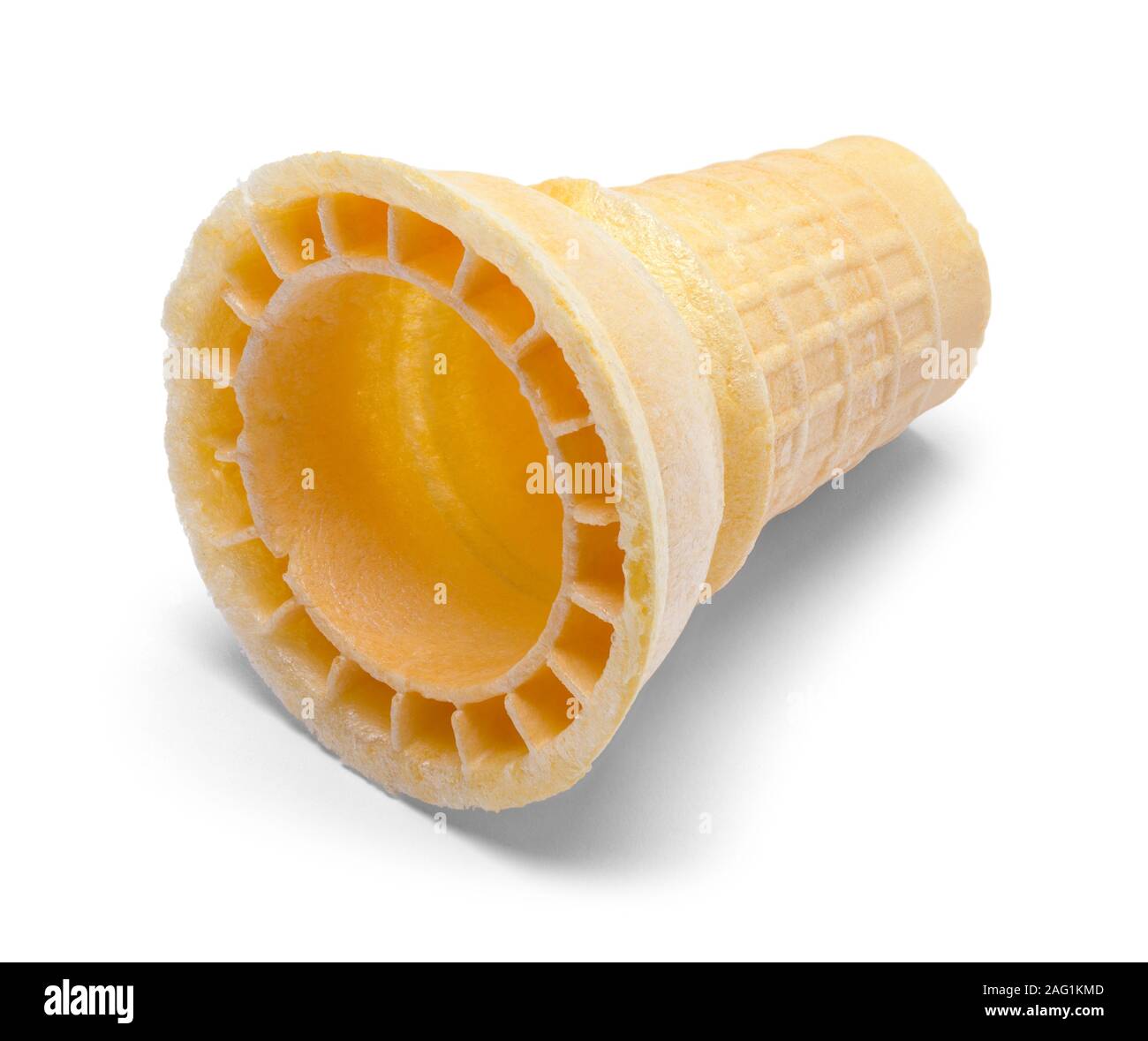 Cornet de crème glacée vide isolé sur fond blanc. Banque D'Images