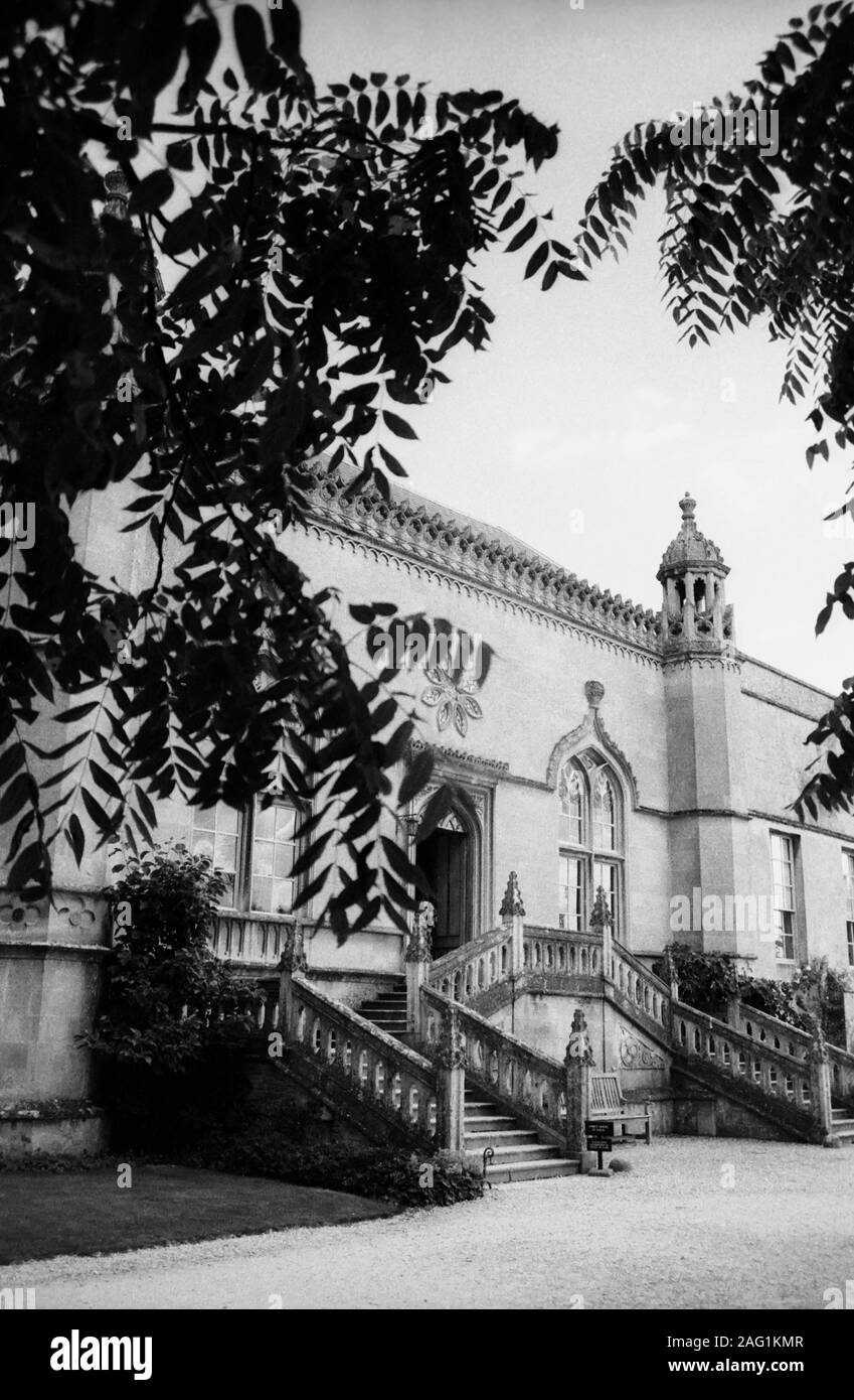 Abbaye de Lacock : entrée principale avec double escalier à la porte  principale : remodeling dans le style Gothick par Sanderson Miller au 18e  siècle. Vieux film en noir et blanc photographie