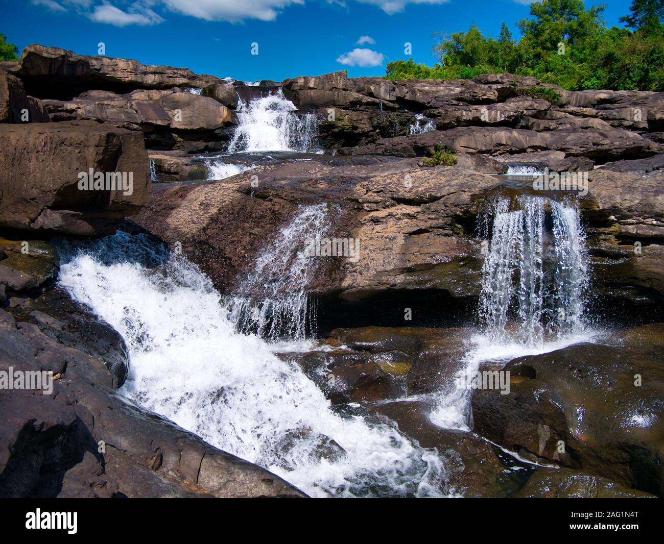 Les chutes d'eau sur une journée ensoleillée à Tatai dans la province de Koh kong au Cambodge Banque D'Images