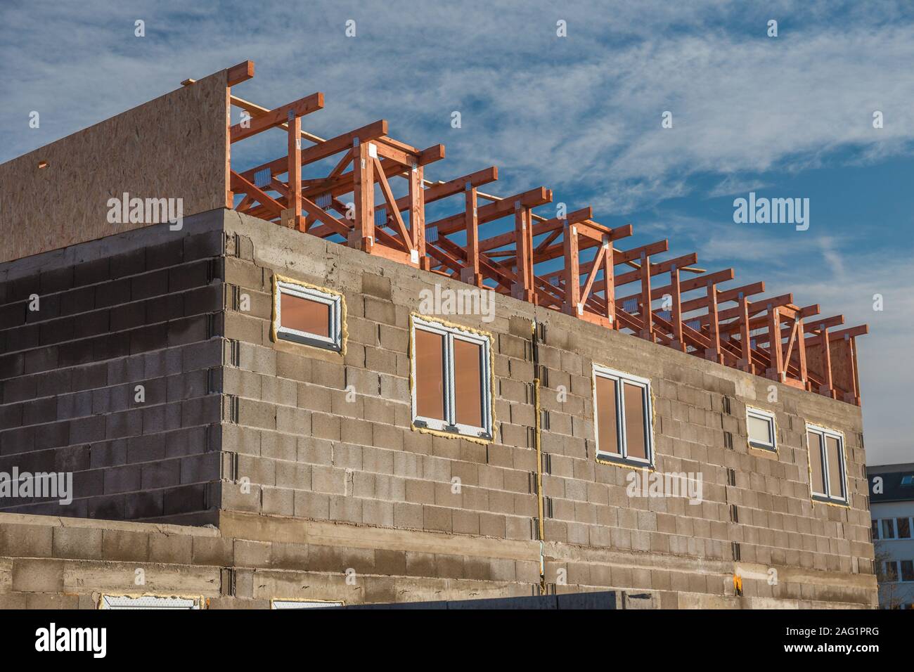 Maison en construction. Juste après l'instalation de panneaux sur le toit. Planches en bois et panneaux de bois pressé. Banque D'Images