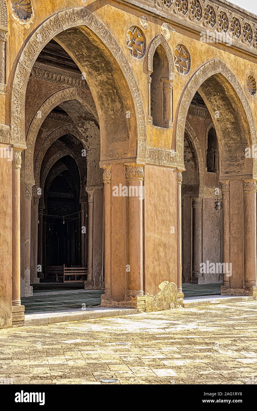 Décorations en stuc sur les arches de la mosquée Ibn Tulun au Caire Islamique Banque D'Images