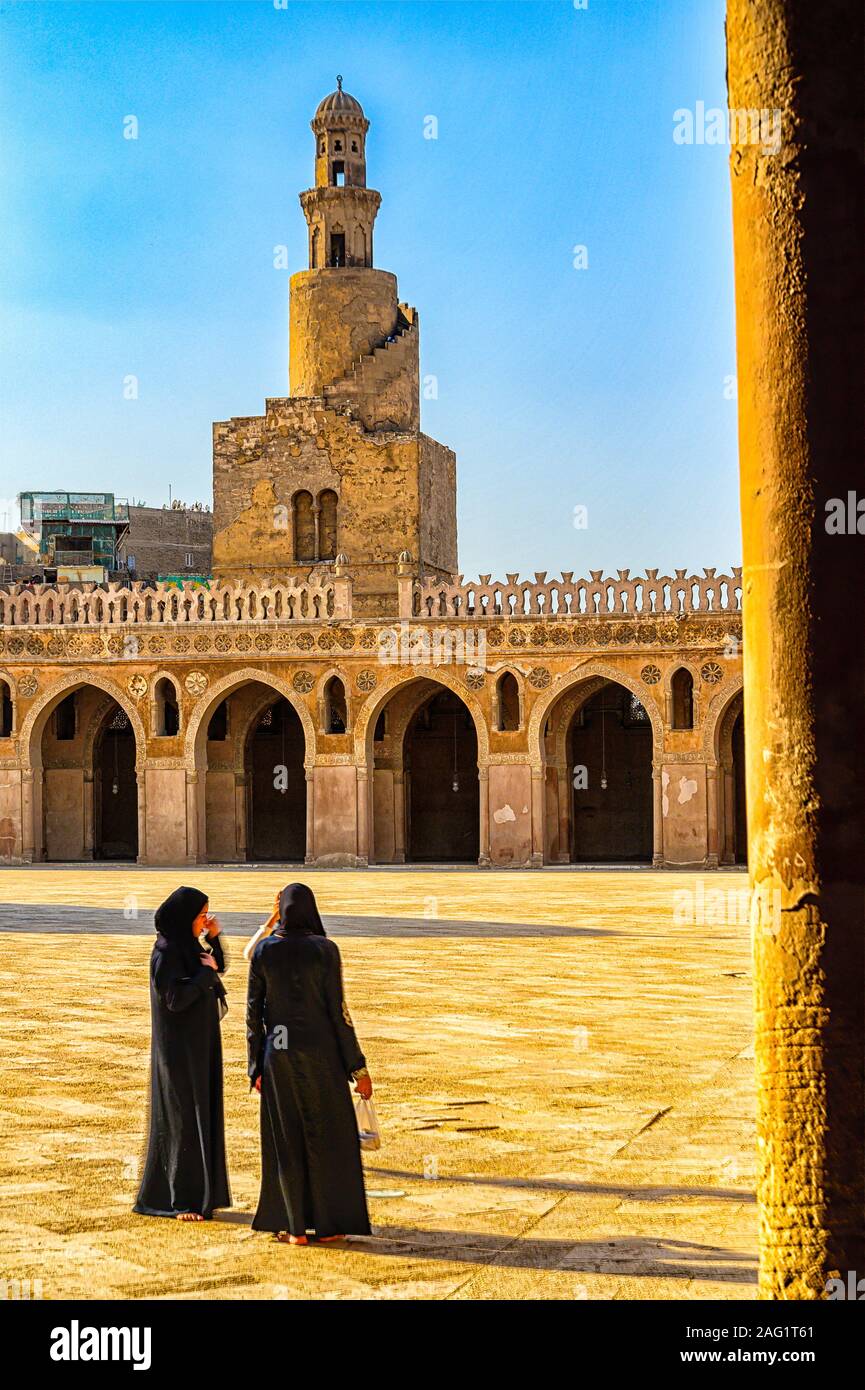 Les fidèles debout dans la cour de la mosquée Ibn Tulun, en face de la spirale unique minaret de la Mosquée Banque D'Images