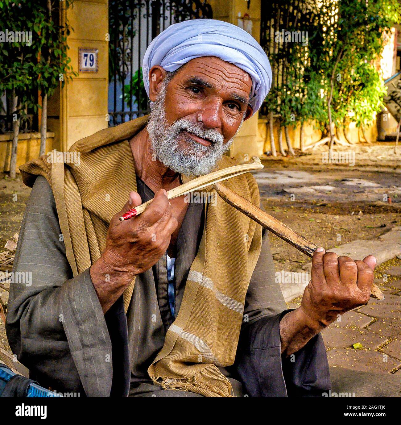 Musicien sans ressources démontrant ses compétences sur le Rababa égyptien, un instrument de musique à cordes Banque D'Images