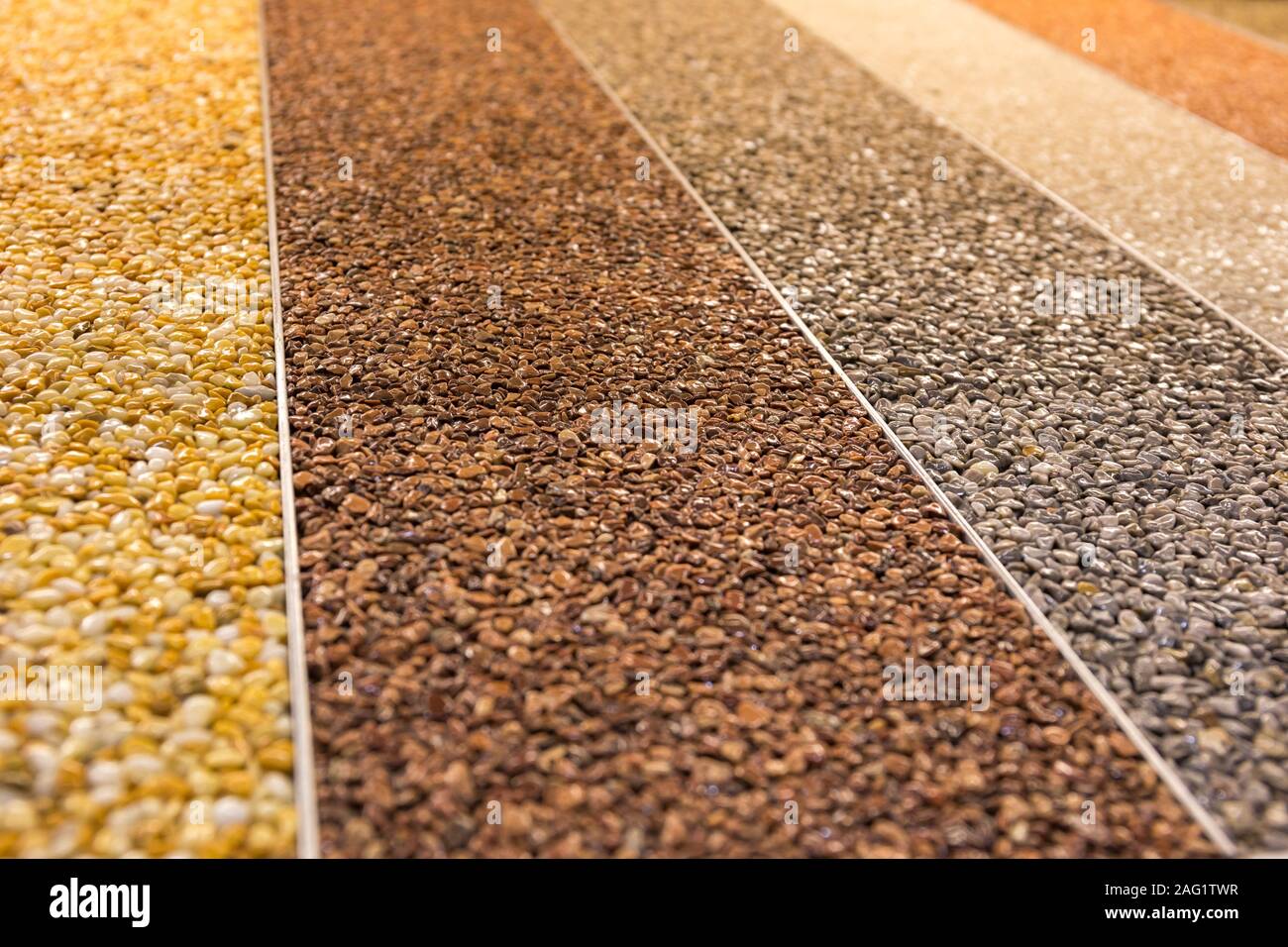 Close up d'un tapis de pierre naturelle. Revêtement en pierre décorative. Fini à plancher antidérapant contenant des particules de pierre naturelle. Ensemble de divers types et Banque D'Images