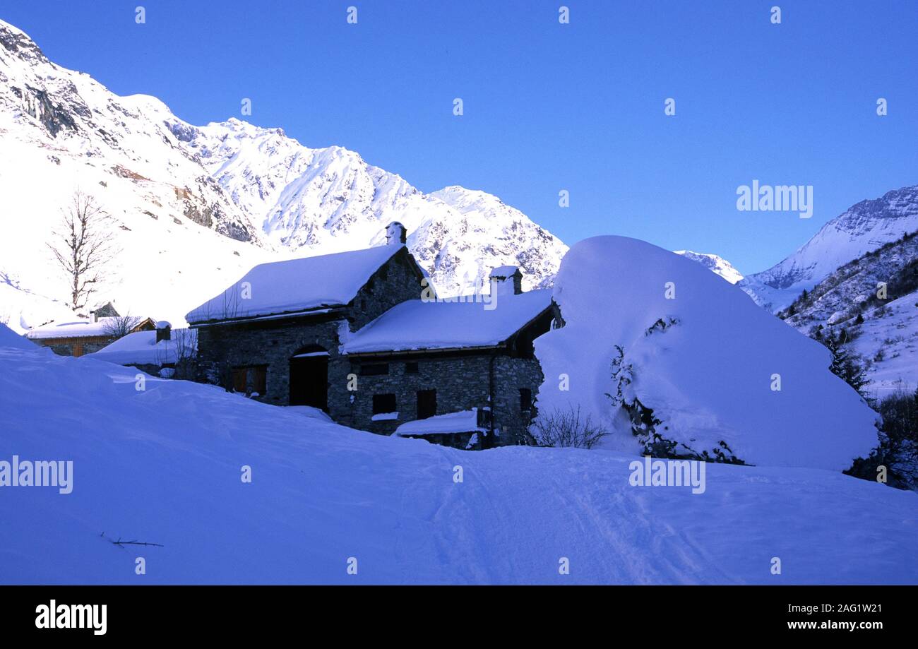 Petit hameau de montagne isolés de Friburge Vanoise Savoie Banque D'Images