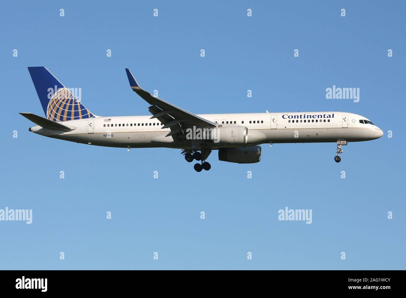 Boeing 757-200 de Continental immatriculé N11246 en courte finale pour la piste 04L de l'aéroport de Copenhague Kastrup,. Banque D'Images