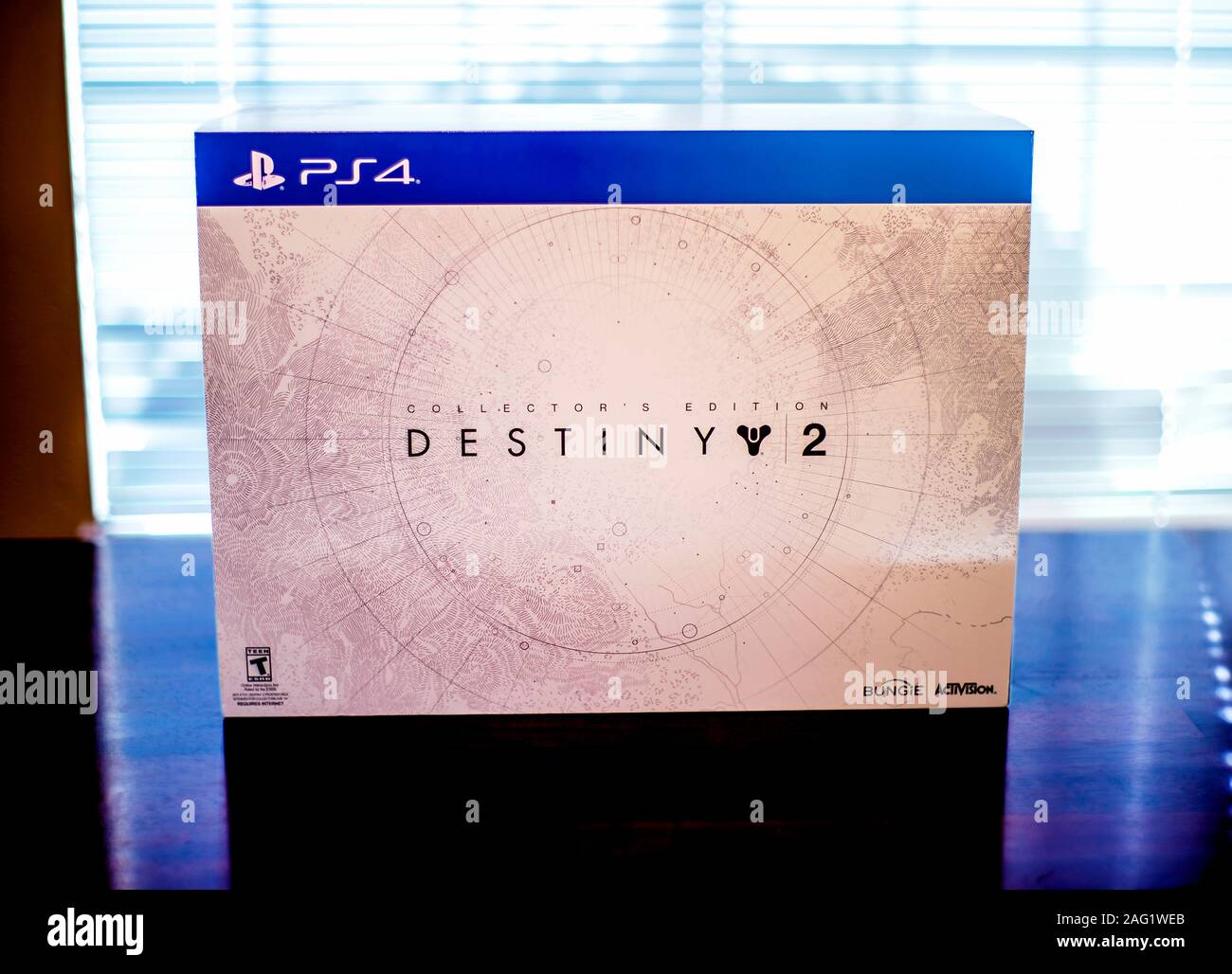 Seattle, WA / USA - 25 octobre 2019 : Destiny 2 Edition Collector grand jeu vidéo en boîte pour PS4. Banque D'Images