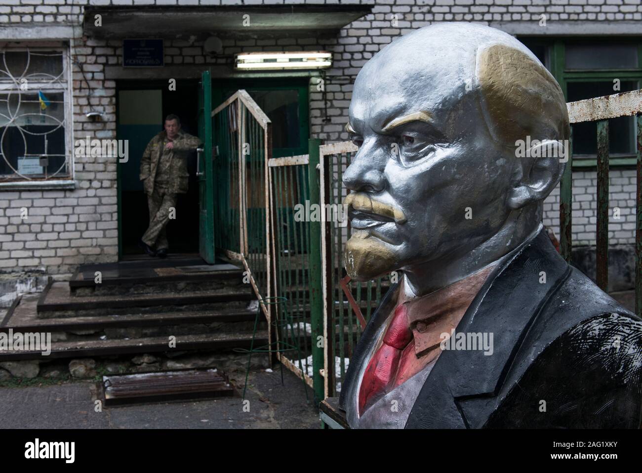 Buste de Wladimir Iljitsch Lénine à l'entrée de la zone de la Duga-1 (également appelé AUTR-1 ou pic russe) près de Tchernobyl dans la zone d'exclusion de Tchernobyl. Dans l'arrière-plan est considéré un travailleur à partir de l'Ukraine le point de contrôle. Zone d'exclusion de Tchernobyl, Invankiv, Kiev Kiev oblast, Ukraine, Europe de l'Est Banque D'Images