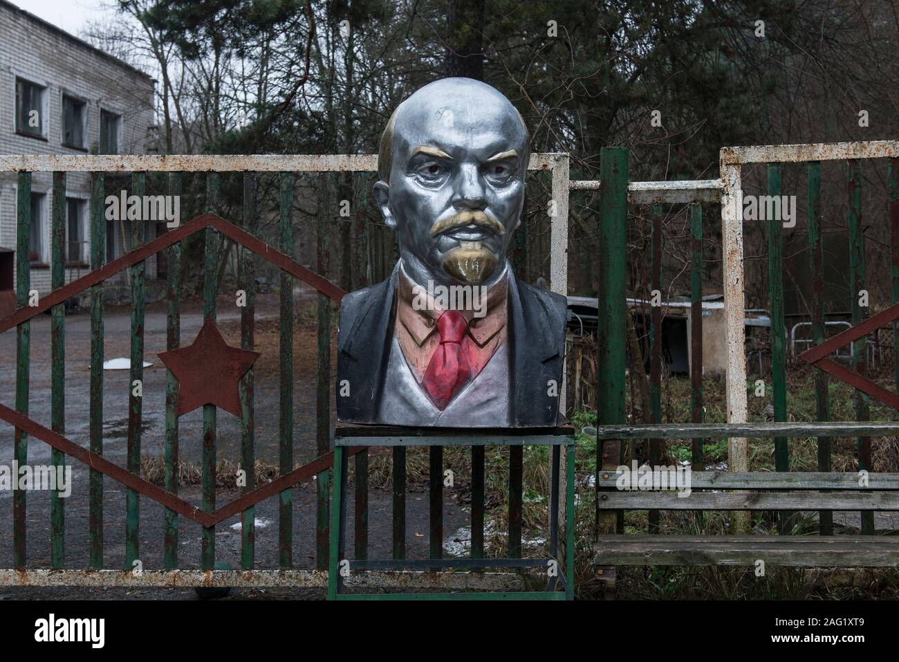Buste de Wladimir Iljitsch Lénine à l'entrée de la zone de la Duga-1 (également appelé AUTR-1 ou pic russe) près de Tchernobyl dans la zone d'exclusion de Tchernobyl. Zone d'exclusion de Tchernobyl, Invankiv, Kiev Kiev oblast, Ukraine, Europe de l'Est Banque D'Images