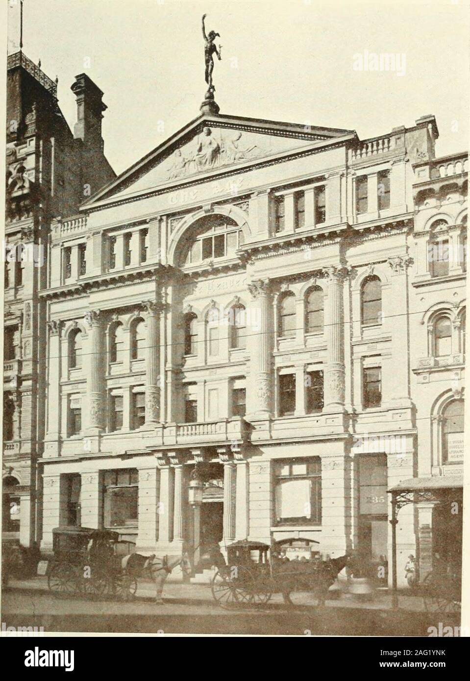 . David Syme, le père de protection en Australie. gance. Ces petites victoires et bien élevée graduellement l'Agein soi populaires. Mais à l'isattributable méthodes Symes fait qu'avec soi est venue confi-ance. Jour après jour les gens ont vu l'Ageuse des dirigeants politiques et des parties avec l'indifferenceof un menuisier qui jette son marteau carelesslyaside après qu'il a entraînée dans l'ongle. Syme onlysupported les hommes tant qu'ils étaient ensemble-souledministers des principes qu'il a préconisée, et partiesas longtemps qu'elles sont fidèles à l'democraticcause. Ils n'palter avec leur promis Banque D'Images