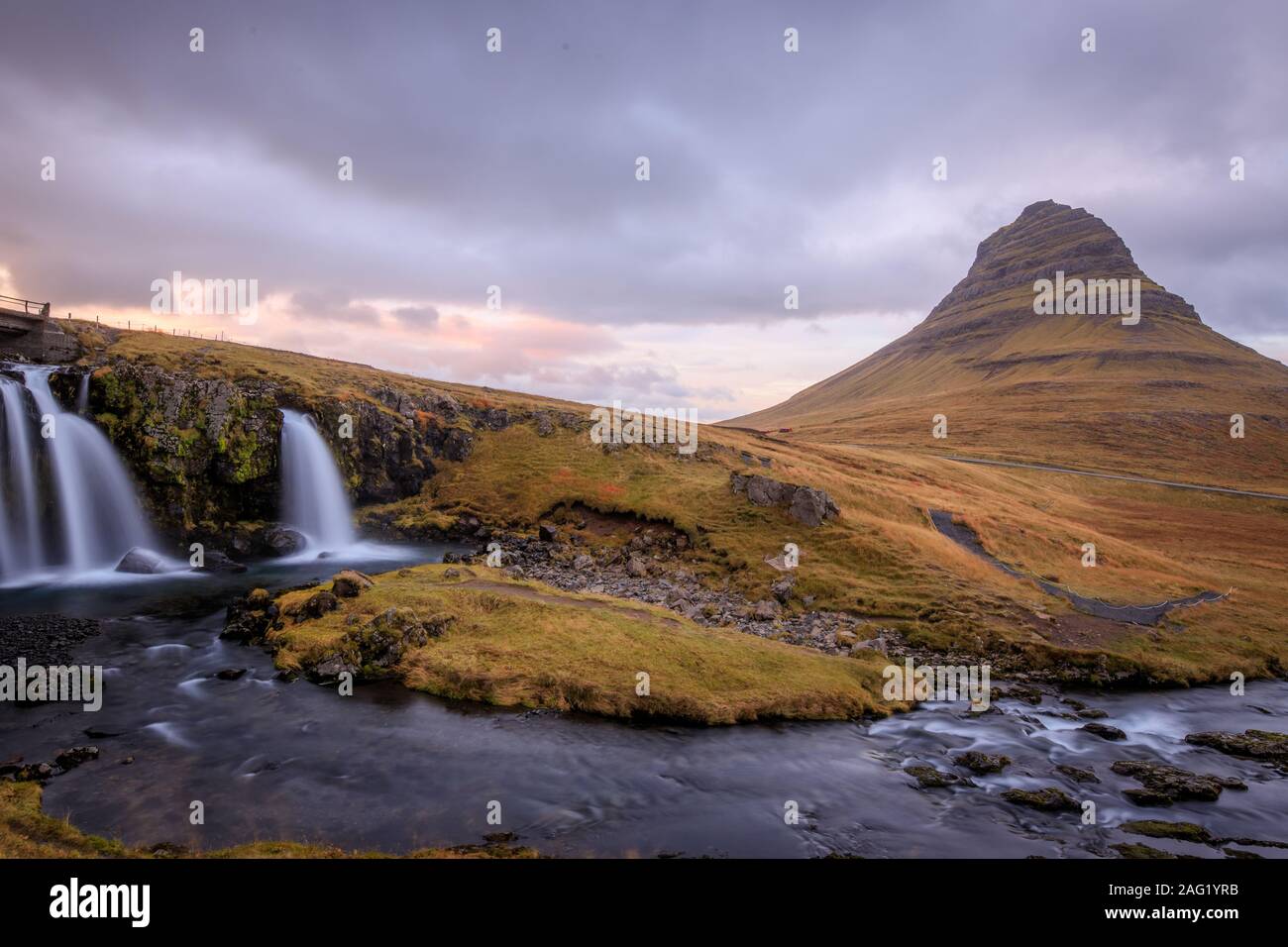 L'Islande de la photographie timelapse cascade et célèbre montagne. Kirkjufellsfoss Kirkjufell et dans le nord de l'Islande nature paysage Banque D'Images