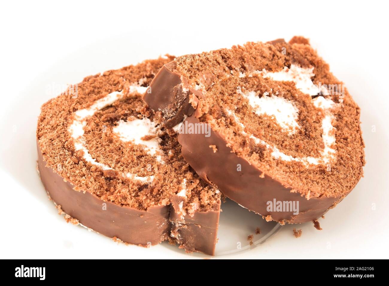 Gâteau éponge rouleau de chocolat sur une assiette. Banque D'Images