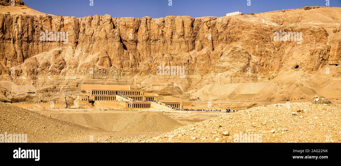 Le temple funéraire de la reine Hatshepsout, situé sous les falaises de Deir el-Bahari sur la rive ouest du Nil, près de la Vallée des Rois Banque D'Images