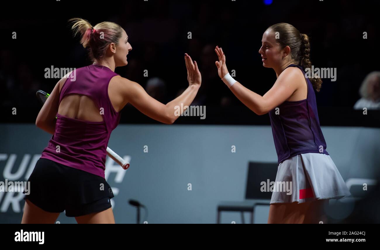 Jelena Ostapenko de Lettonie & Gabriela Dabrowski du Canada jouant double à la Porsche Tennis Grand Prix 2019 Premier tournoi WTA tennis Banque D'Images