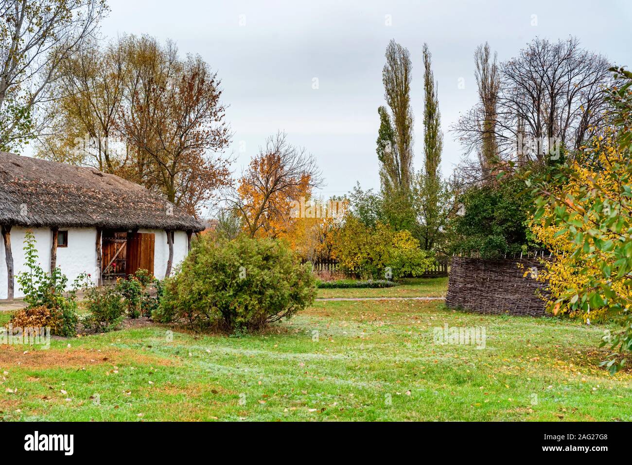 Hutte rurale de cosaques et de la cour à l'automne Banque D'Images