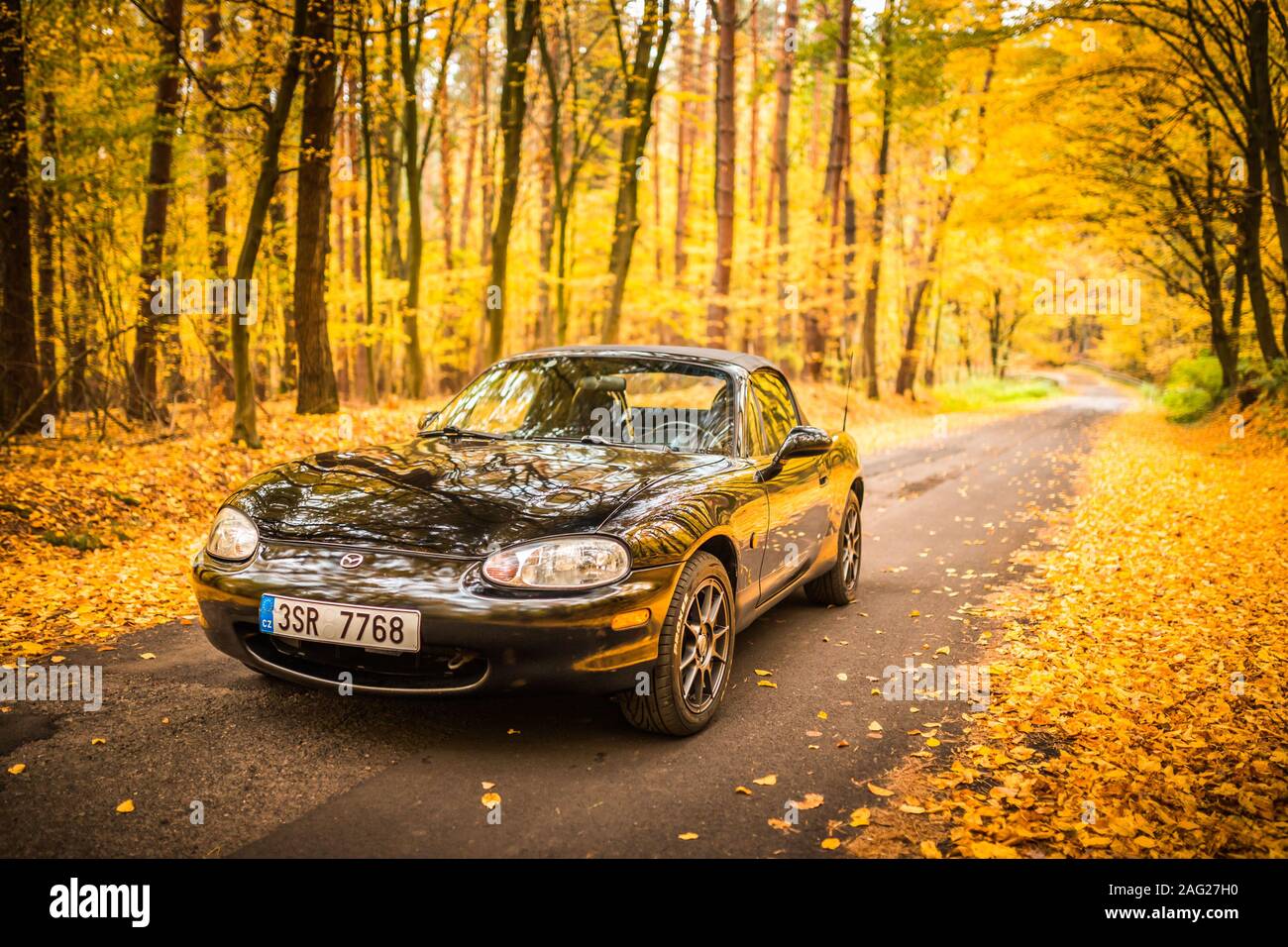 PRAGUE, RÉPUBLIQUE TCHÈQUE, octobre 2019 : Mazda MX-5 Miata NB de deuxième génération, l'année de modèle 1999 sur une route forrest en automne avec de belles automne coloré Banque D'Images