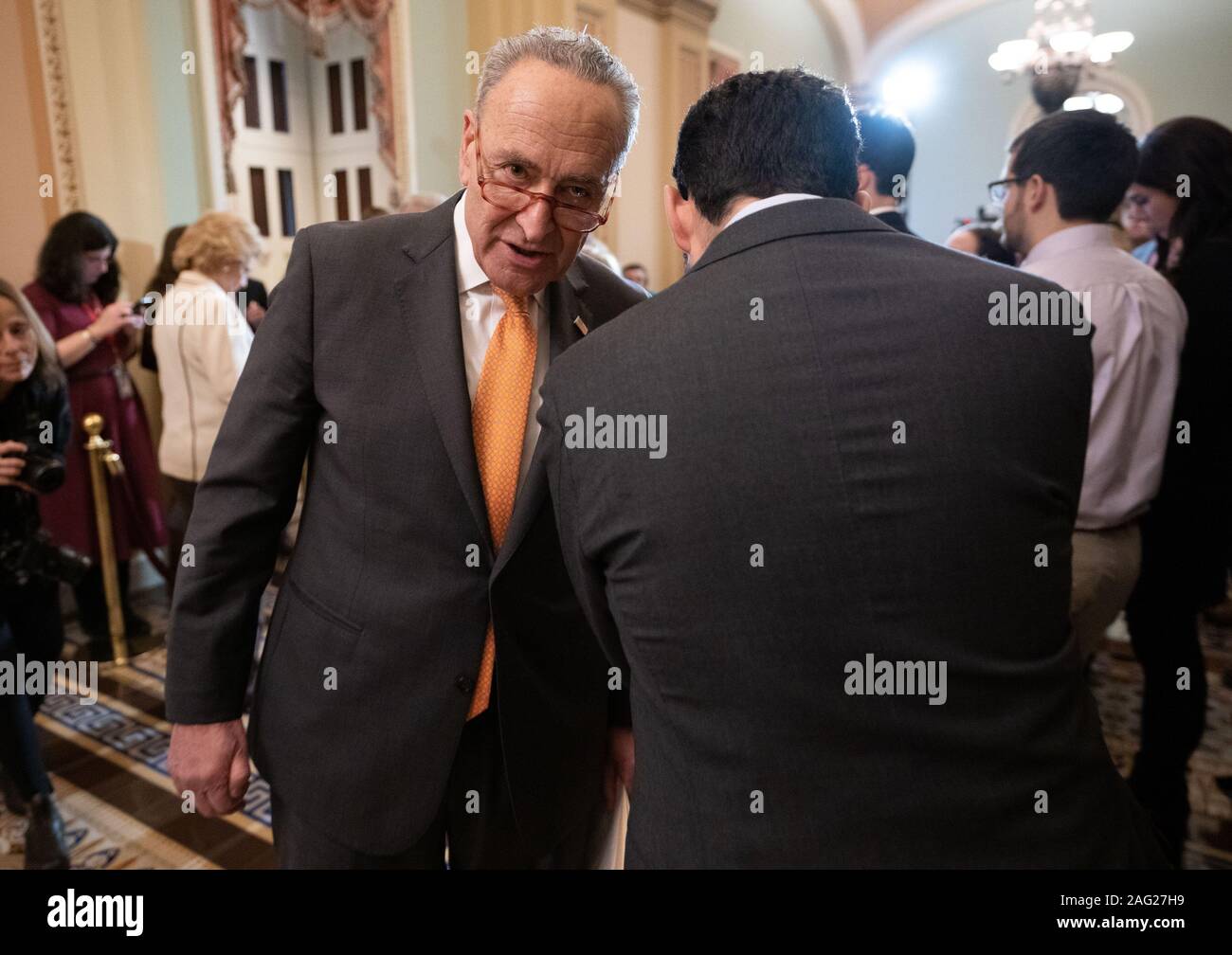 Washington, United States. 25Th Dec 2019. Le leader de l'opposition au Sénat Charles Schumer, D-NY, parle d'une aide à la suite de la réunion hebdomadaire Sénat lucheon mardi, 17 décembre 2019, sur la colline du Capitole à Washington, DC. Photo par Kevin Dietsch/UPI UPI : Crédit/Alamy Live News Banque D'Images