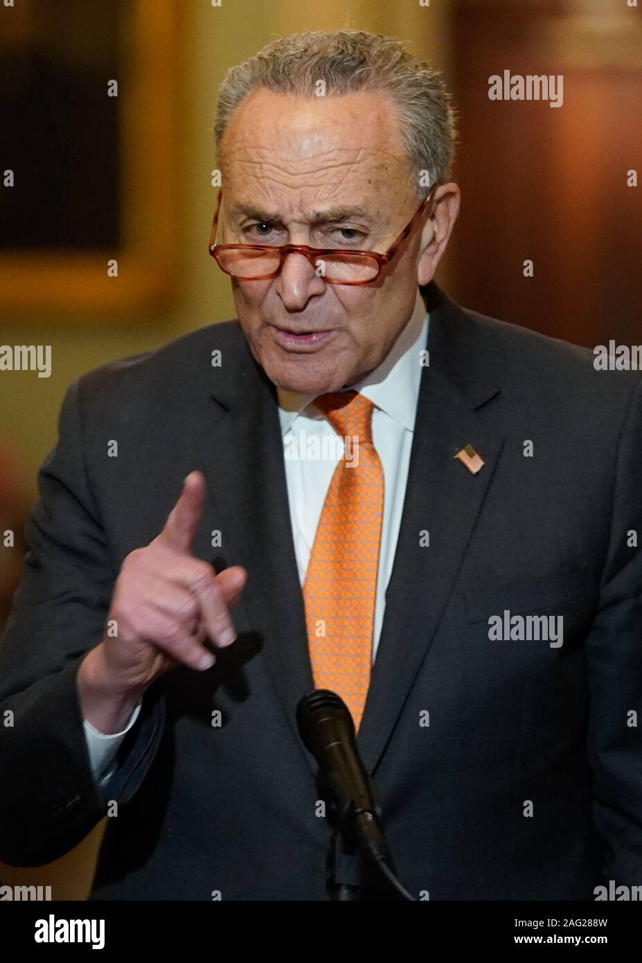 Washington, United States. 25Th Dec 2019. Le leader de l'opposition au Sénat Charles Schumer, D-NY, sur la destitution d'atout à la suite de la réunion hebdomadaire du Sénat lucheon mardi, 17 décembre 2019, sur la colline du Capitole à Washington, DC. Photo par Kevin Dietsch/UPI UPI : Crédit/Alamy Live News Banque D'Images