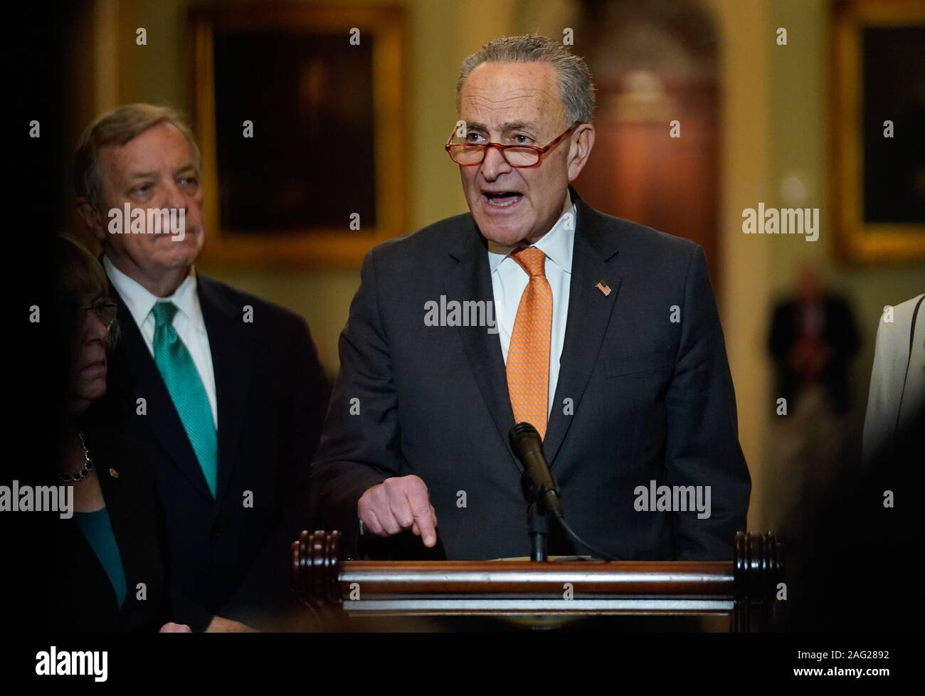 Washington, United States. 25Th Dec 2019. Le leader de l'opposition au Sénat Charles Schumer, D-NY, sur la destitution d'atout à la suite de la réunion hebdomadaire du Sénat lucheon mardi, 17 décembre 2019, sur la colline du Capitole à Washington, DC. Photo par Kevin Dietsch/UPI UPI : Crédit/Alamy Live News Banque D'Images