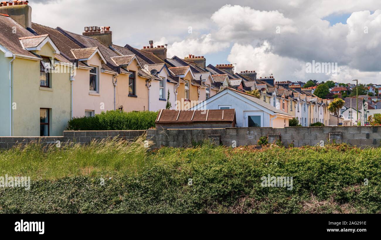 Paignton, Torbay, Angleterre, Royaume-Uni - Juin 06, 2019 : Une rangée de maisons de couleurs différentes près de la mer Banque D'Images