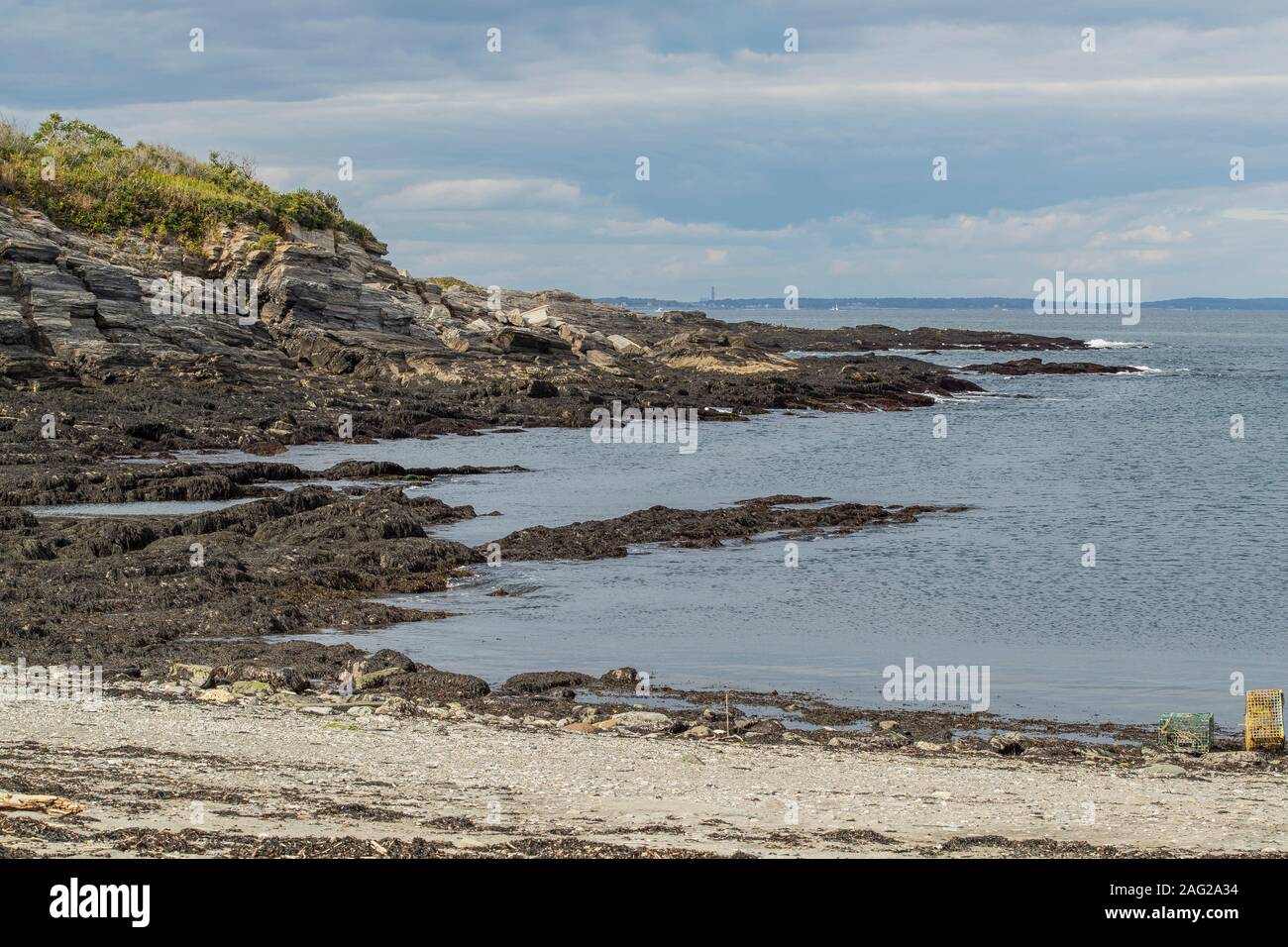 Situé à l'intérieur de Fort Williams Park à Portland Head Lighthouse. C'est une petite plage rocheuse et sur les rives, c'est populaire auprès des plongeurs de la peau, des familles etc. Banque D'Images