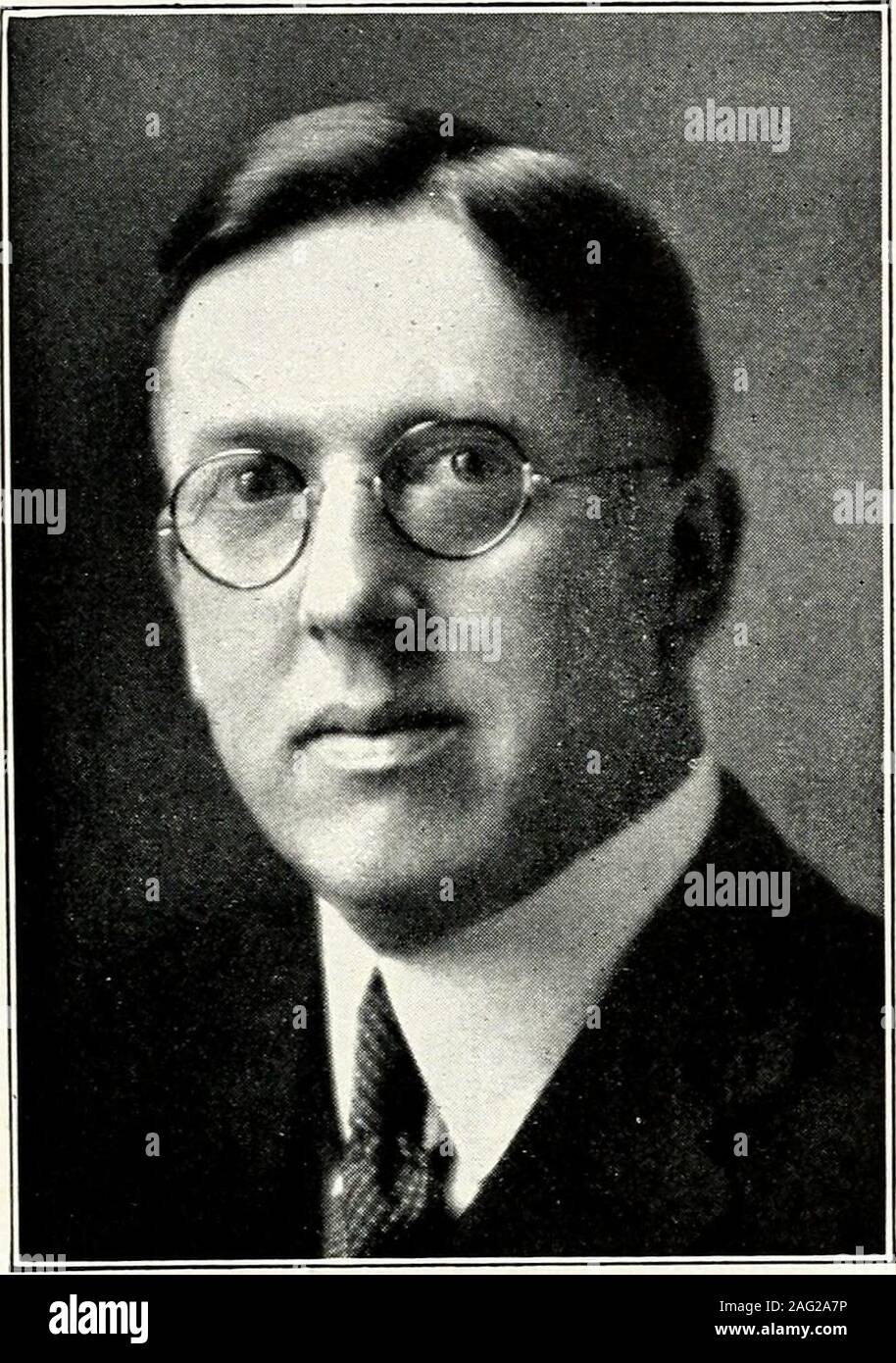 . Archéologique et Historique de l'Ohio. trimestriel y à Spiegel Grove State Park,Fremont, Ohio, est né à Sylvania, Parke Comté,Indiana, le 31 mai 1875. Il a été instruit à l'publicschools, à Earlham College, Richmond, Indiana, andfor de brèves périodes dans l'Université du Wisconsin et l'Université de Chicago. Il a reçu le degré de A. M. de l'Earlham Col-lege, en 1899, et le degré de litt. D. À partir de HanoverCollege, Hanover, Indiana, en 1923. À partir de 1899 pour le début de la présente année, il a été bibliothécaire à l'Earlham College et professeur de Son-tory et science politique dans cette institution f Banque D'Images