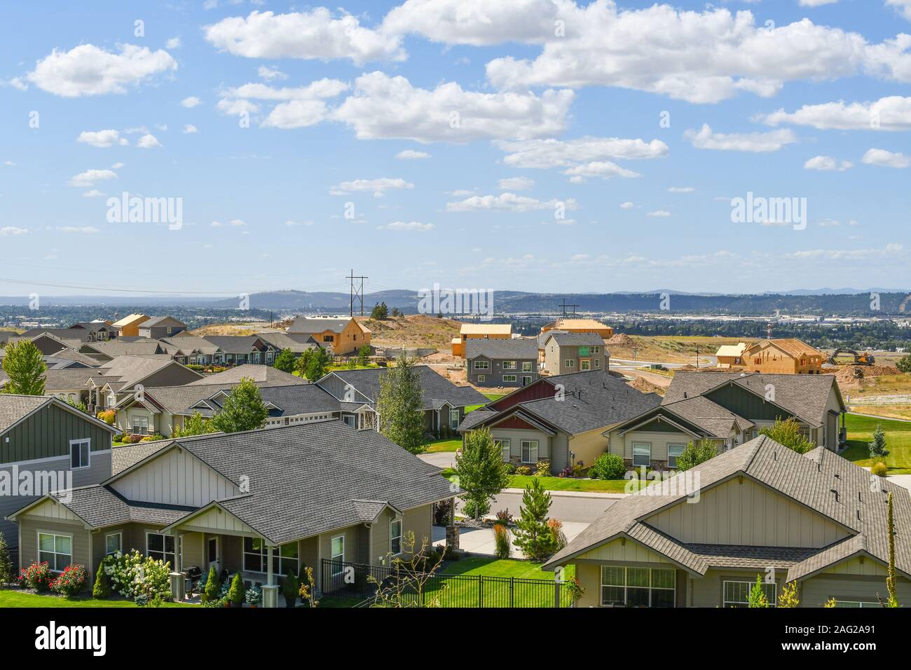 La construction de nouvelles maisons en construction dans un lotissement colline surplombant une vallée dans une zone de maisons neuves dans la région de Spokane, Washington aux États-Unis. Banque D'Images