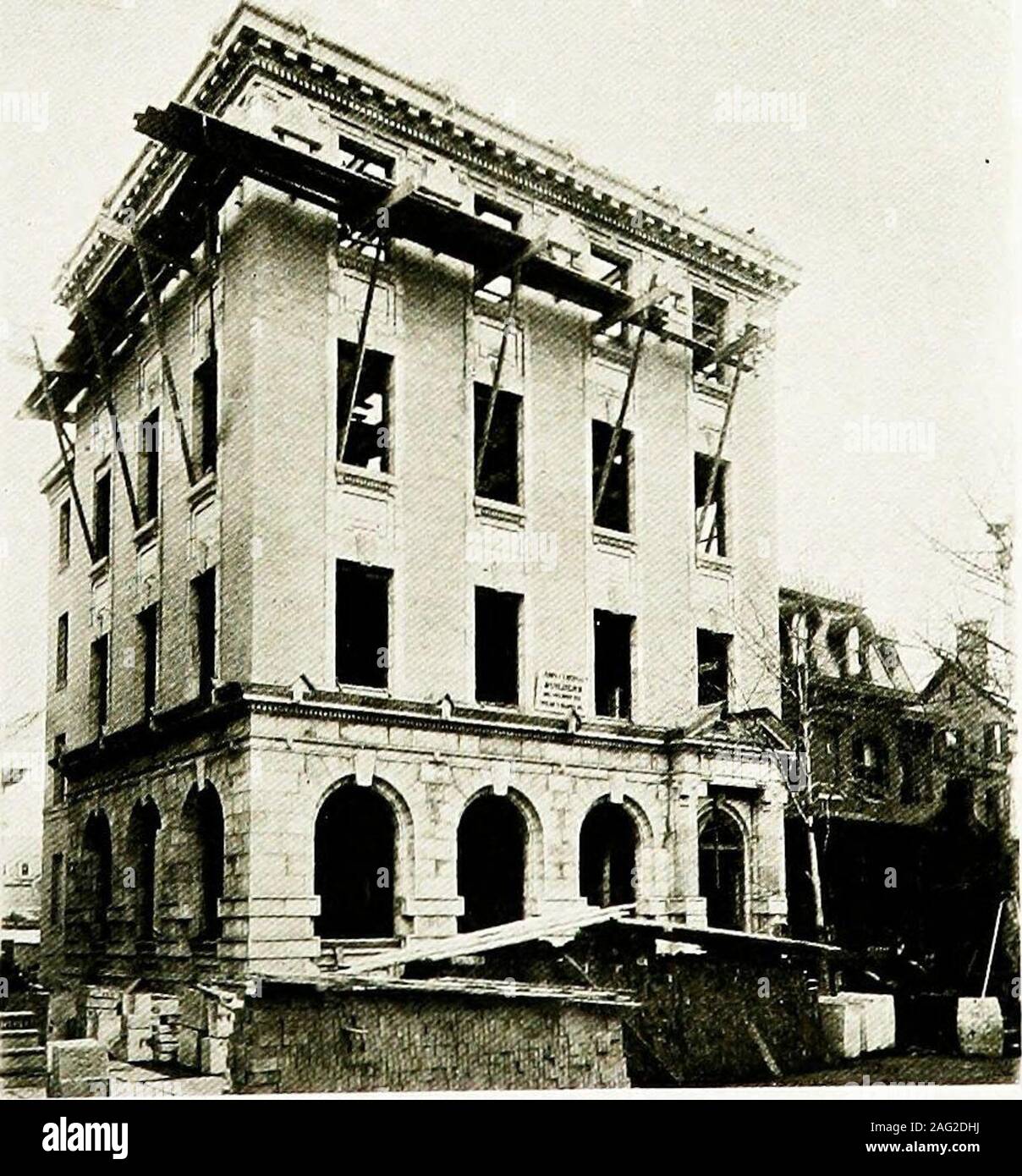 . Wilkes-Barré, la ville des diamants ; une étude de ses progrès remarquables comme indiqué par sa croissance au cours des cinq dernières années. N° 7 Fire Engine HouseLockhart et Saint Clement rue grande et il est plus complètement que anycity égouts de même taille dans le pays. Un parc complet système est maintenant en cours d'élaboration,terrains de jeux ont été en opération pour severalyears, il dispose d'un fleuve qui, pour la vraie beauté n'est pas dépassé par celui de toute autre communauté. L'approvisionnement en eau du ruisseau Spring Co. Office BuildingN. Rue Franklin (en construction) Ce livre montre que cinq ans de croissance Banque D'Images