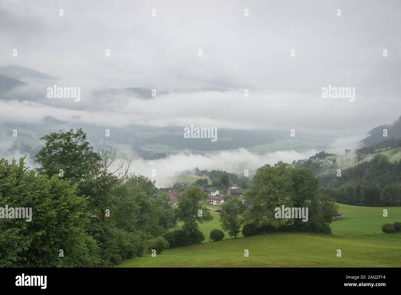 Nuages dans une vallée sur un matin brumeux in Tirol, Autriche Banque D'Images