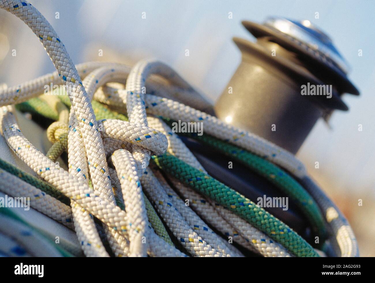 Yacht à voile. Detail close up de corde autour de cabestan. Banque D'Images